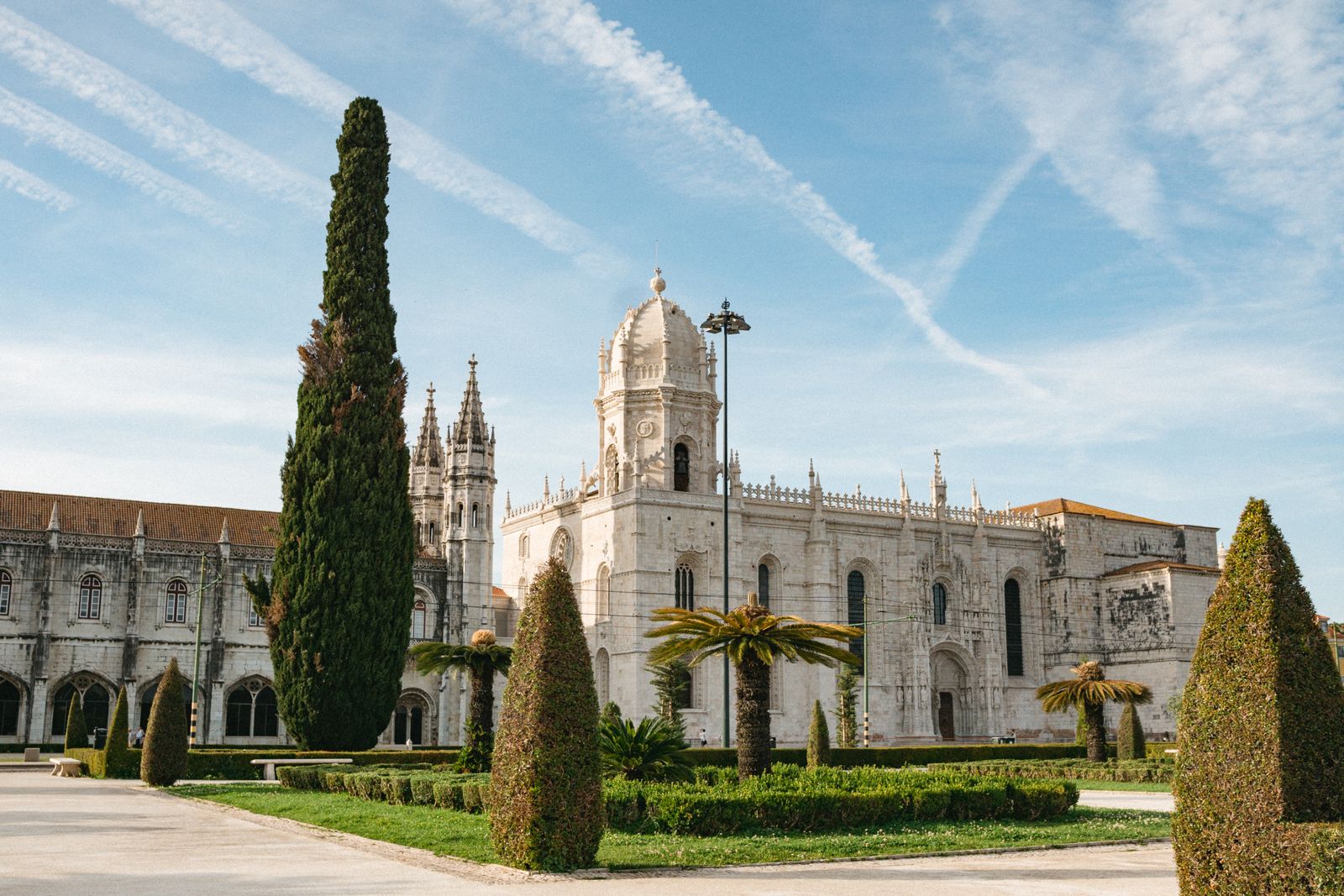 La larga fachada de piedra caliza tallada del Monasterio de los Jerónimos, en Belém. Foto de Mateus Castro en Pexels.