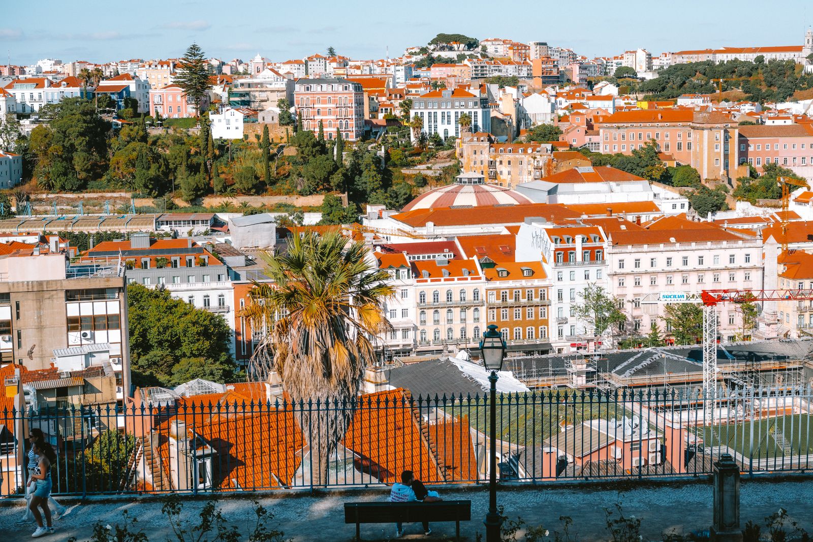 Una terraza mirador sobre los tejados de Lisboa, con palmeras y la ciudad abajo. Foto de Nuno Magalhães en Pexels.
