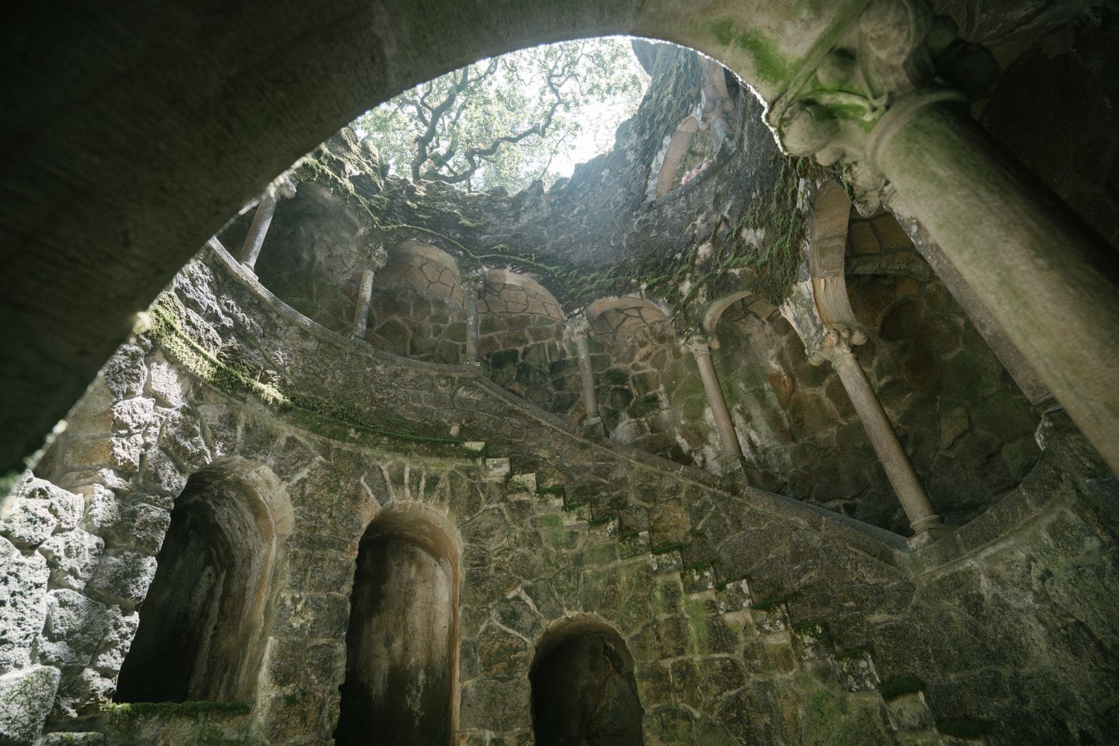 La espiral cubierta de musgo del pozo iniciático de la Quinta da Regaleira, en Sintra. Foto de ArtHouse Studio en Pexels.