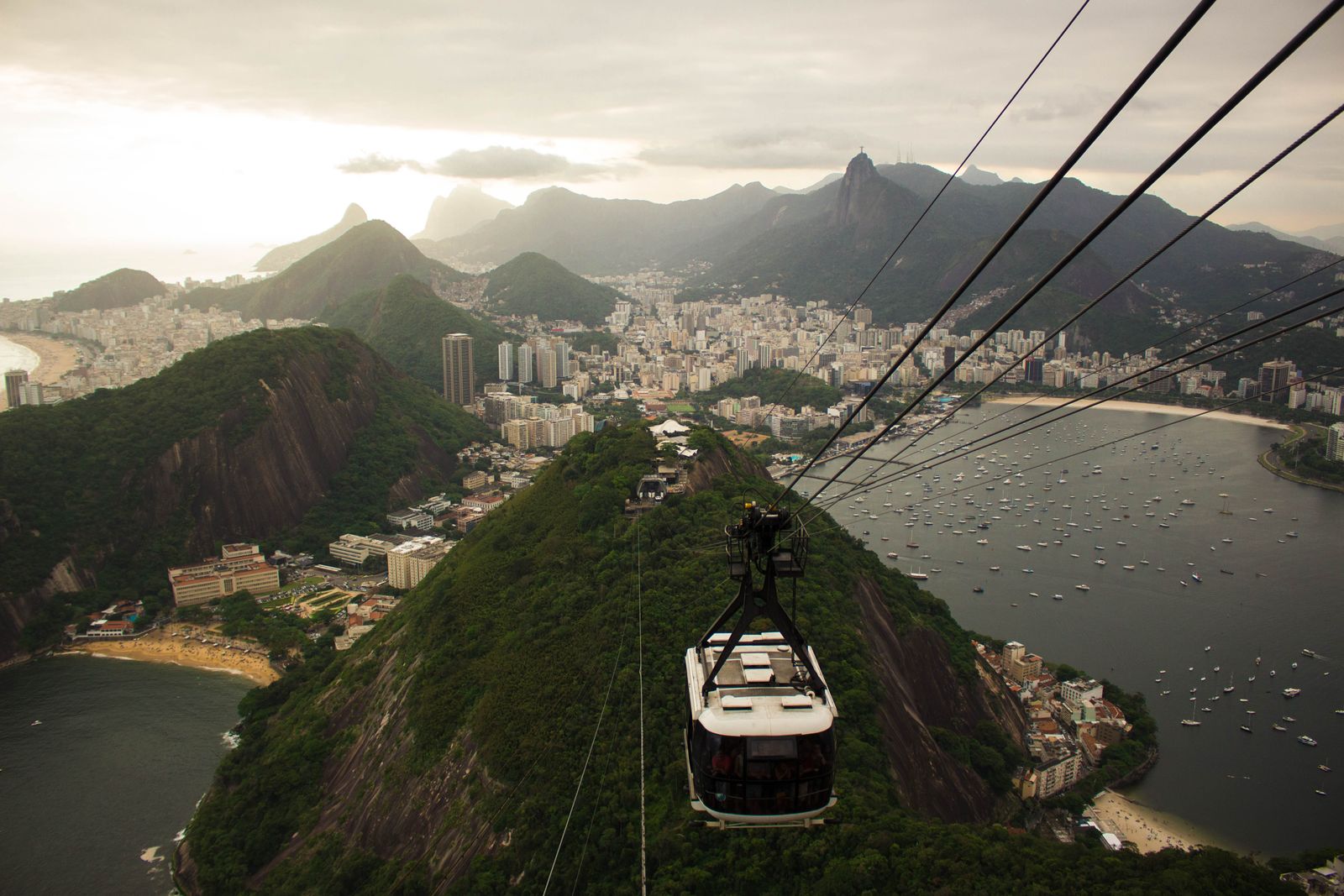 Una cabina del teleférico cruzando bien alto sobre la bahía y la ciudad en Río. Foto de Aline Cardoso en Pexels.