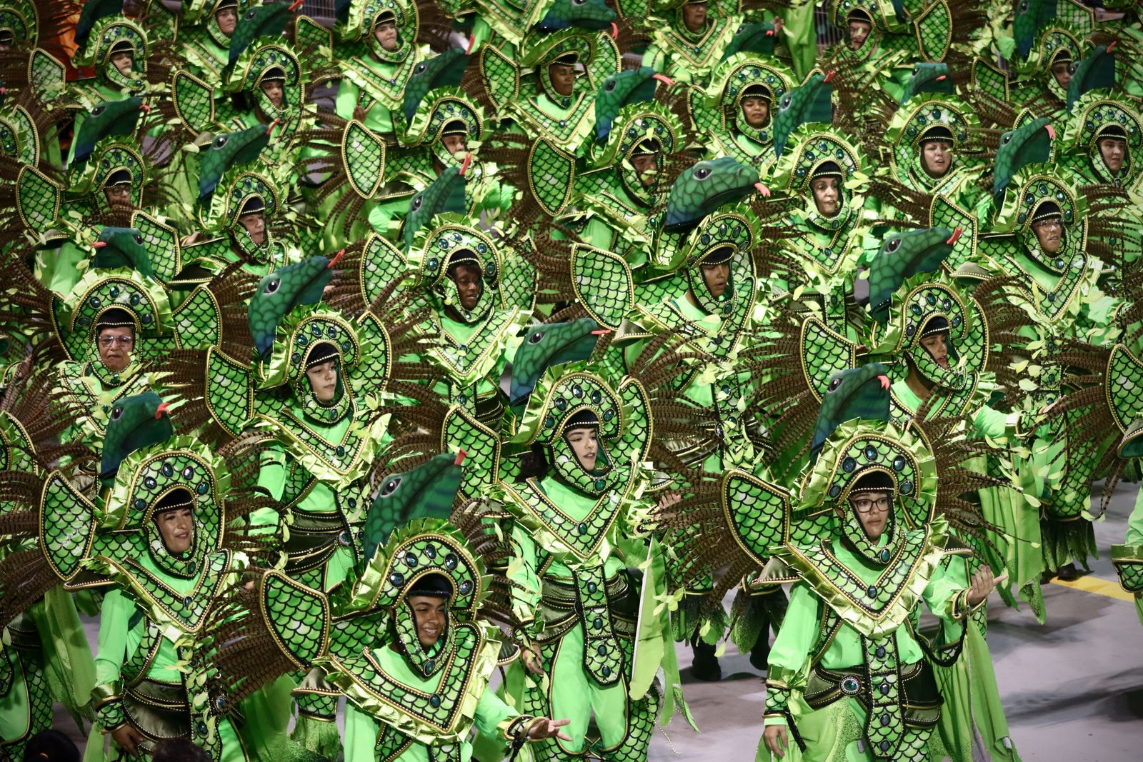 A samba school wing in matching green costumes massed in the parade. Photo by Dominiquemel16 Ramos on Pexels.