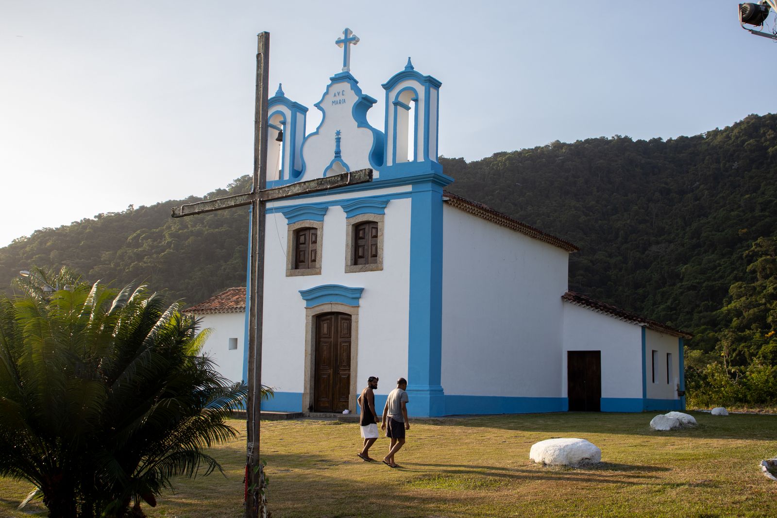 Una iglesia colonial blanca con marcos de ventana y puertas azules, al estilo portugués que trajeron los colonos azorianos. Foto de Daniel Olivier en Pexels.