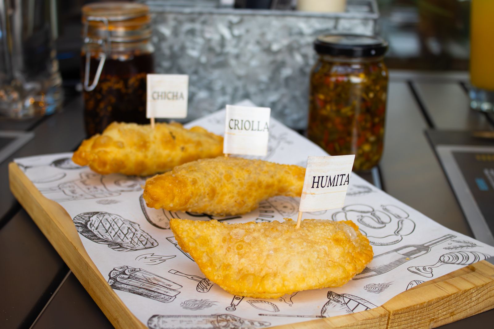 Empanadas sobre un mostrador, señalizadas por relleno. Foto de Uriel Pacheco en Pexels.