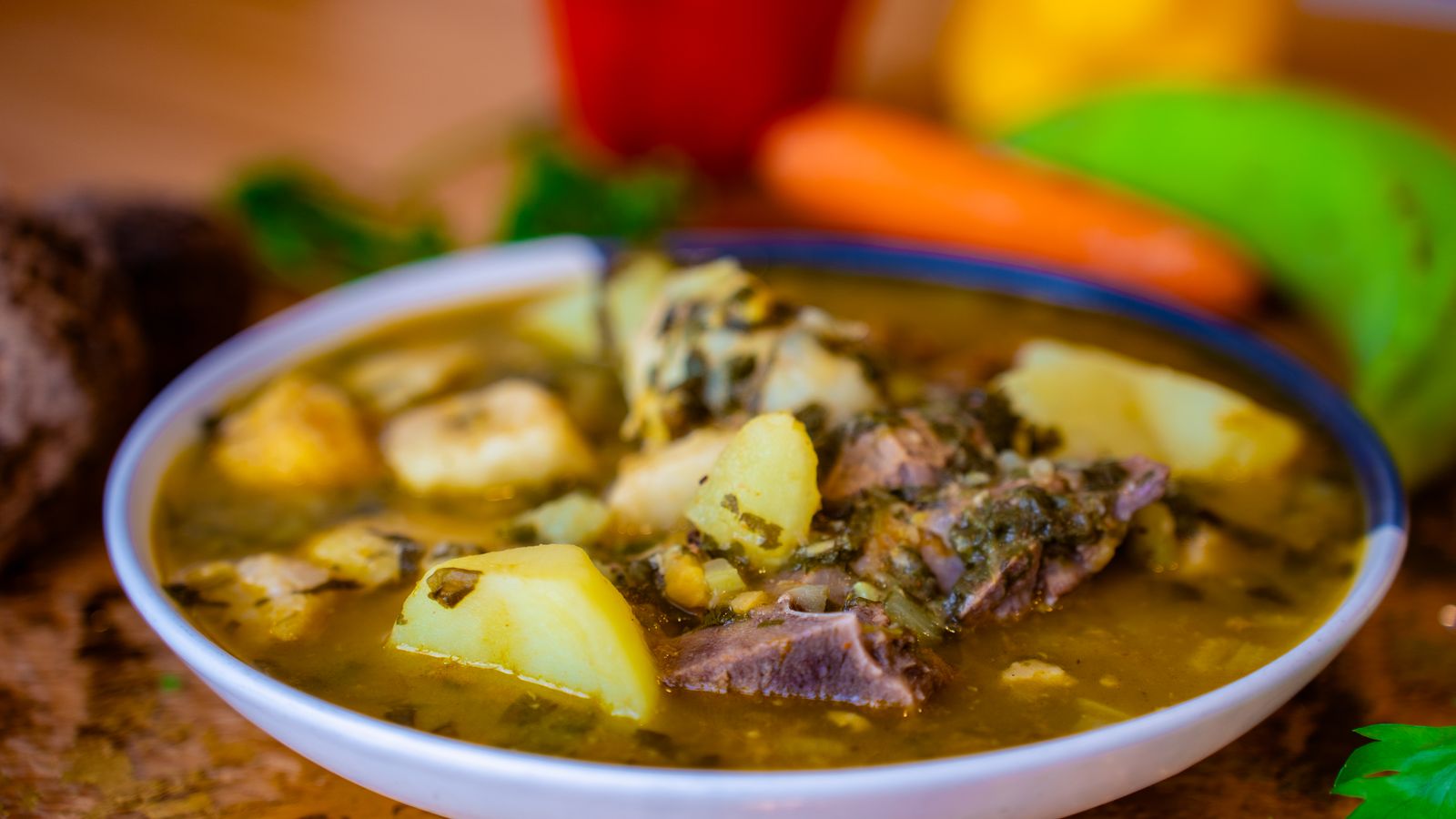 Un plato hondo de guiso espeso con papa, carne y verduras. Foto de SAMY PHOTOGRAPHY en Pexels.