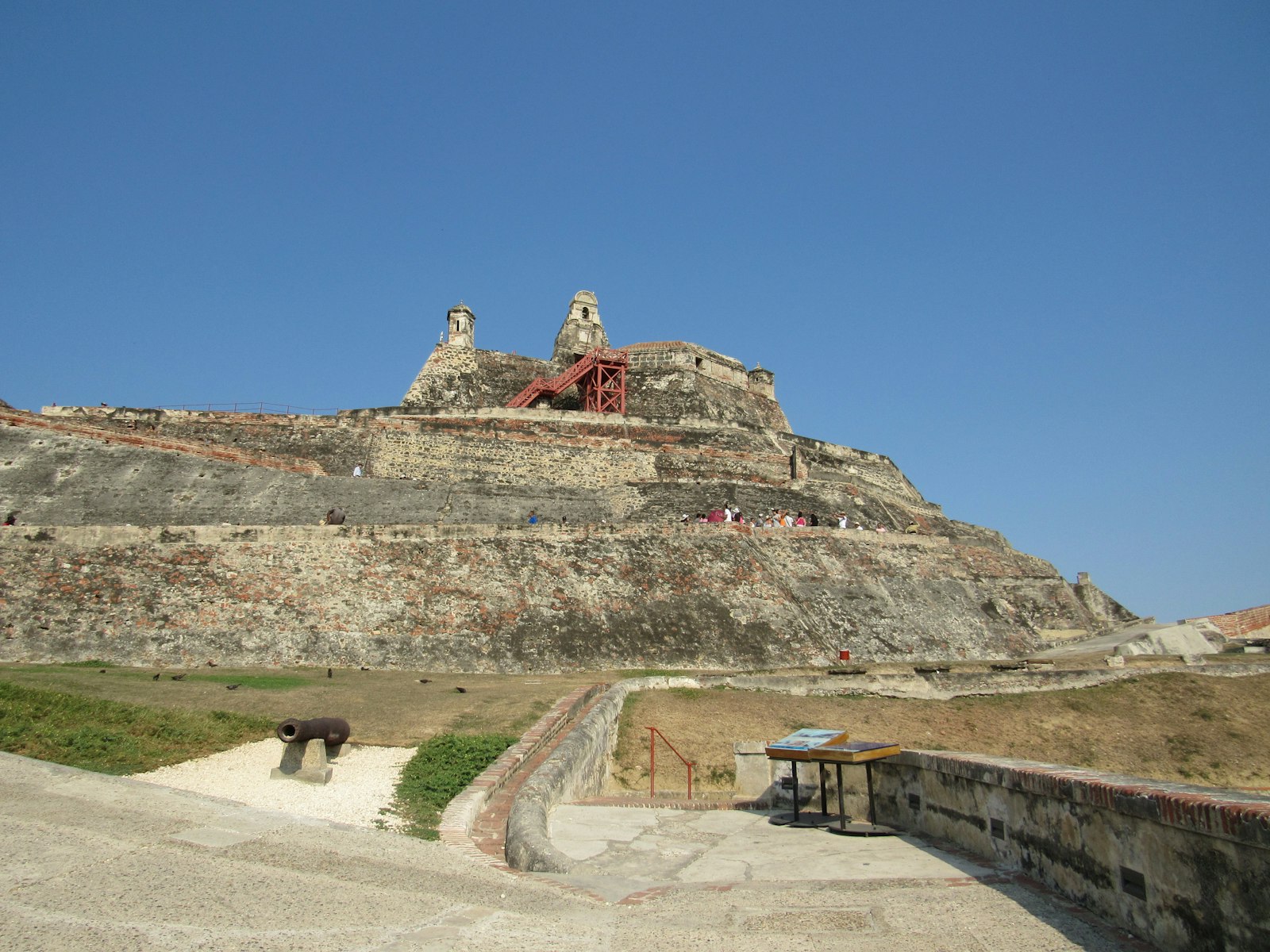 The sloped stone ramparts of the Castillo San Felipe de Barajas in Cartagena. Photo by Hector Laborde on Unsplash.