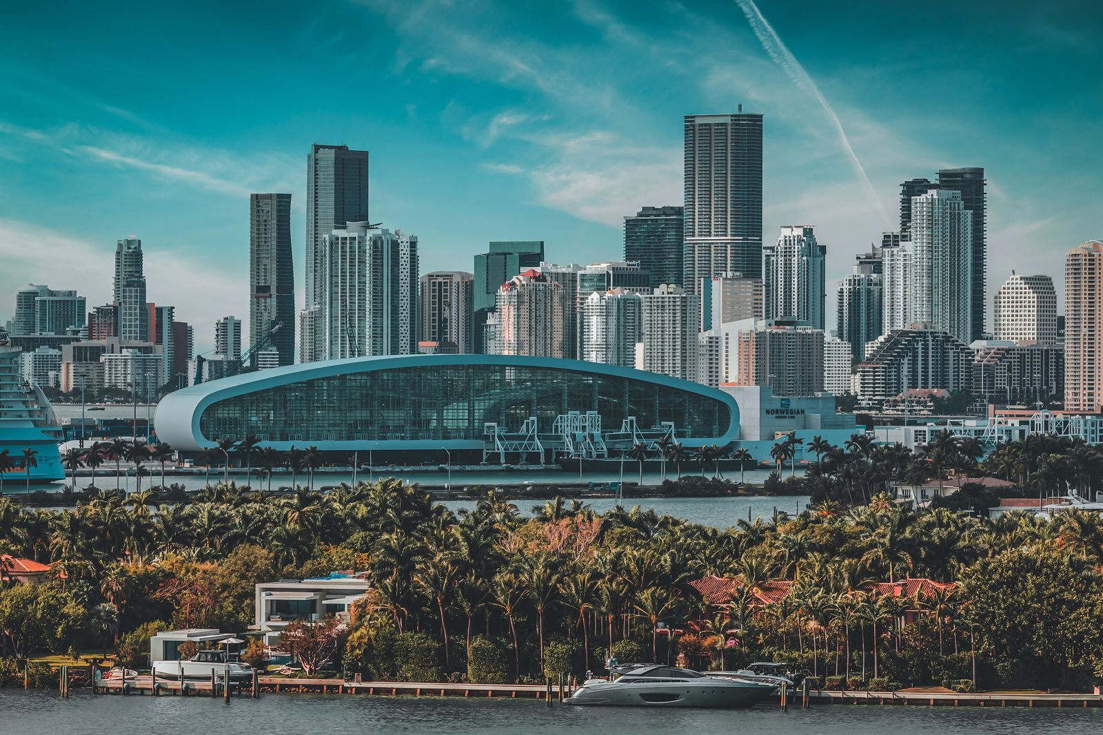 The downtown Miami skyline across the water on a clear day. Photo by David Iglesias on Pexels.