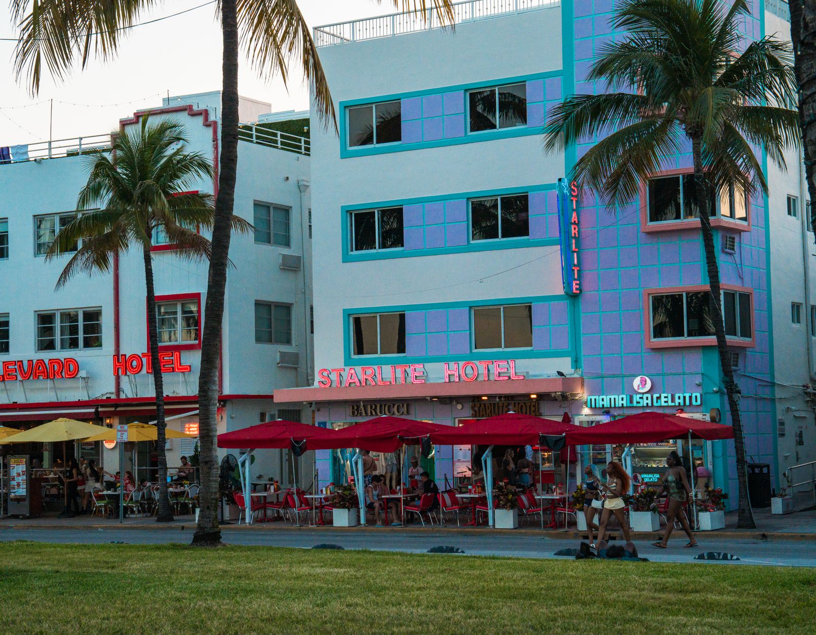 Ocean Drive in Miami Beach: pastel hotel facades, awnings and palm trees at dusk. Photo by Tamara G.P on Pexels.