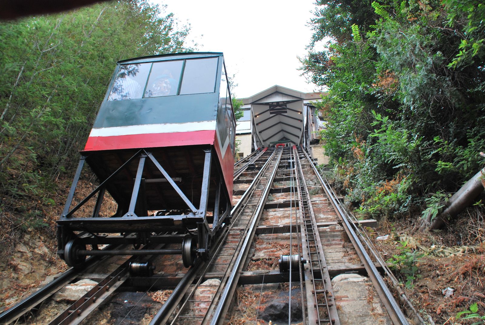 An ascensor car on its track on a hillside in Valparaíso. Photo by Micha Höfer on Pexels.