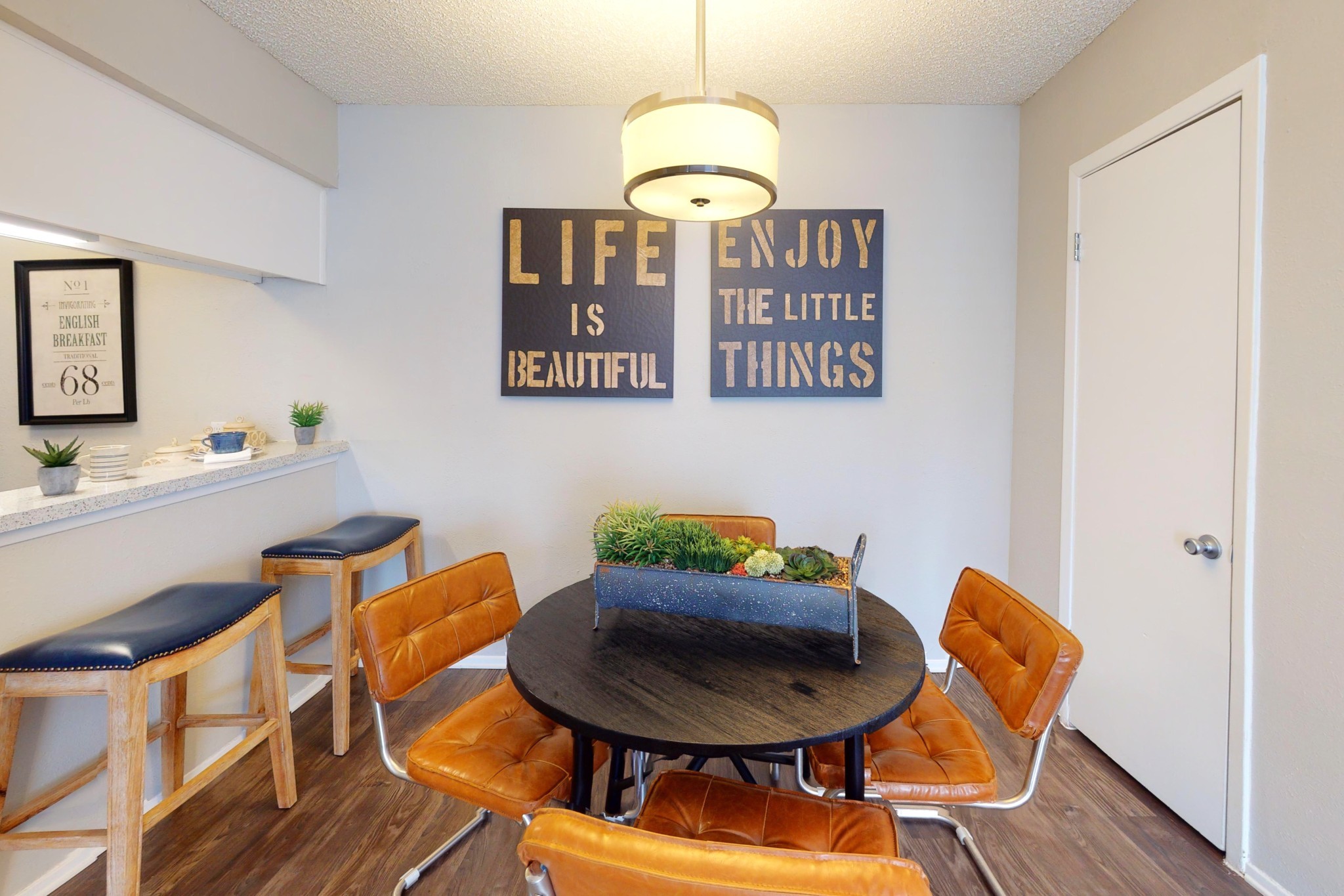 Dining and bar seating at Jade Apartments in Addison, Texas