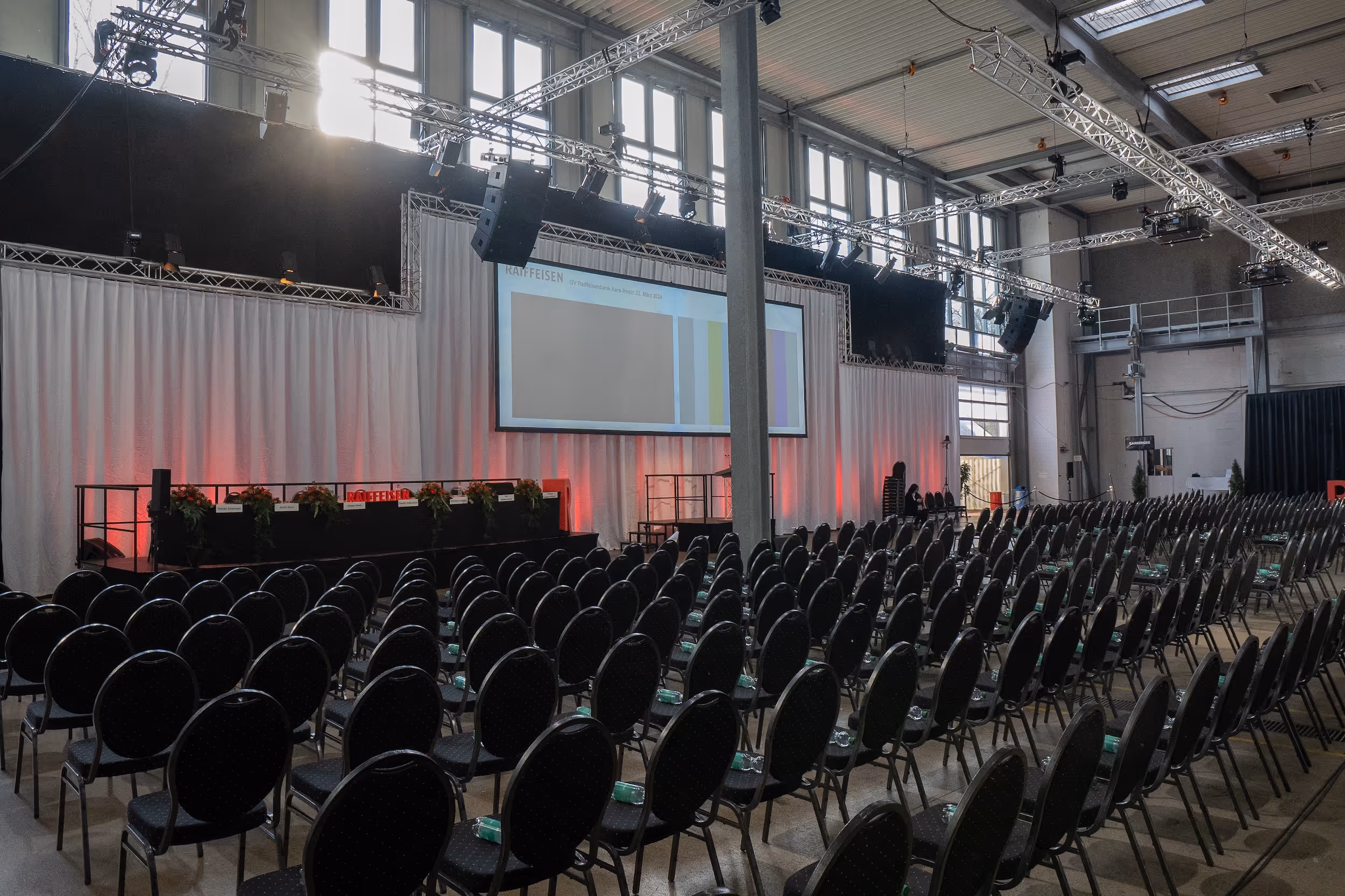 GV 2024 Raiffeisenbank Aare Rhein in Bad Zurzach – Stage-Conzept (Bild 1)