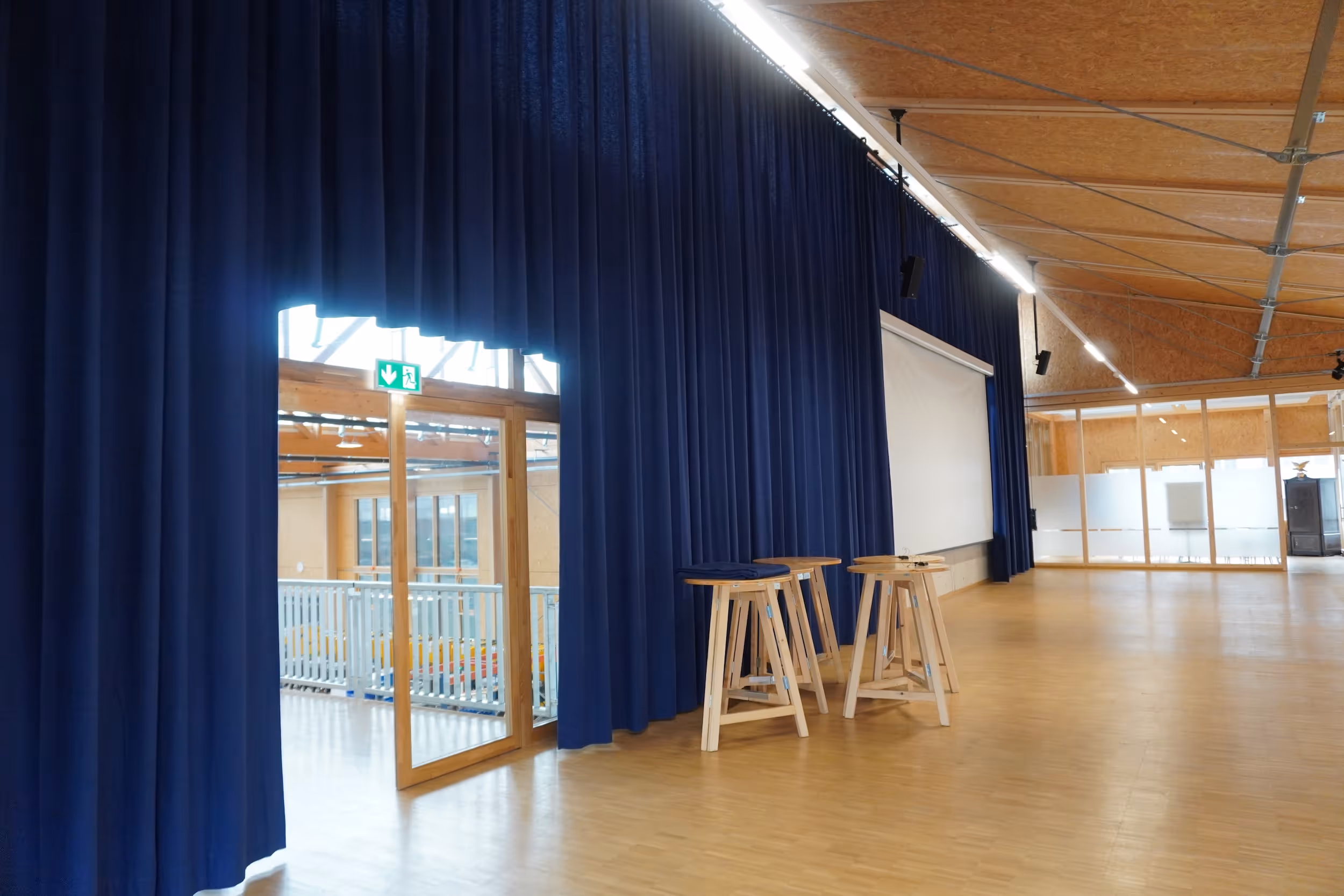 Installation Vorhangsystem bei KYBURZ Switzerland AG
