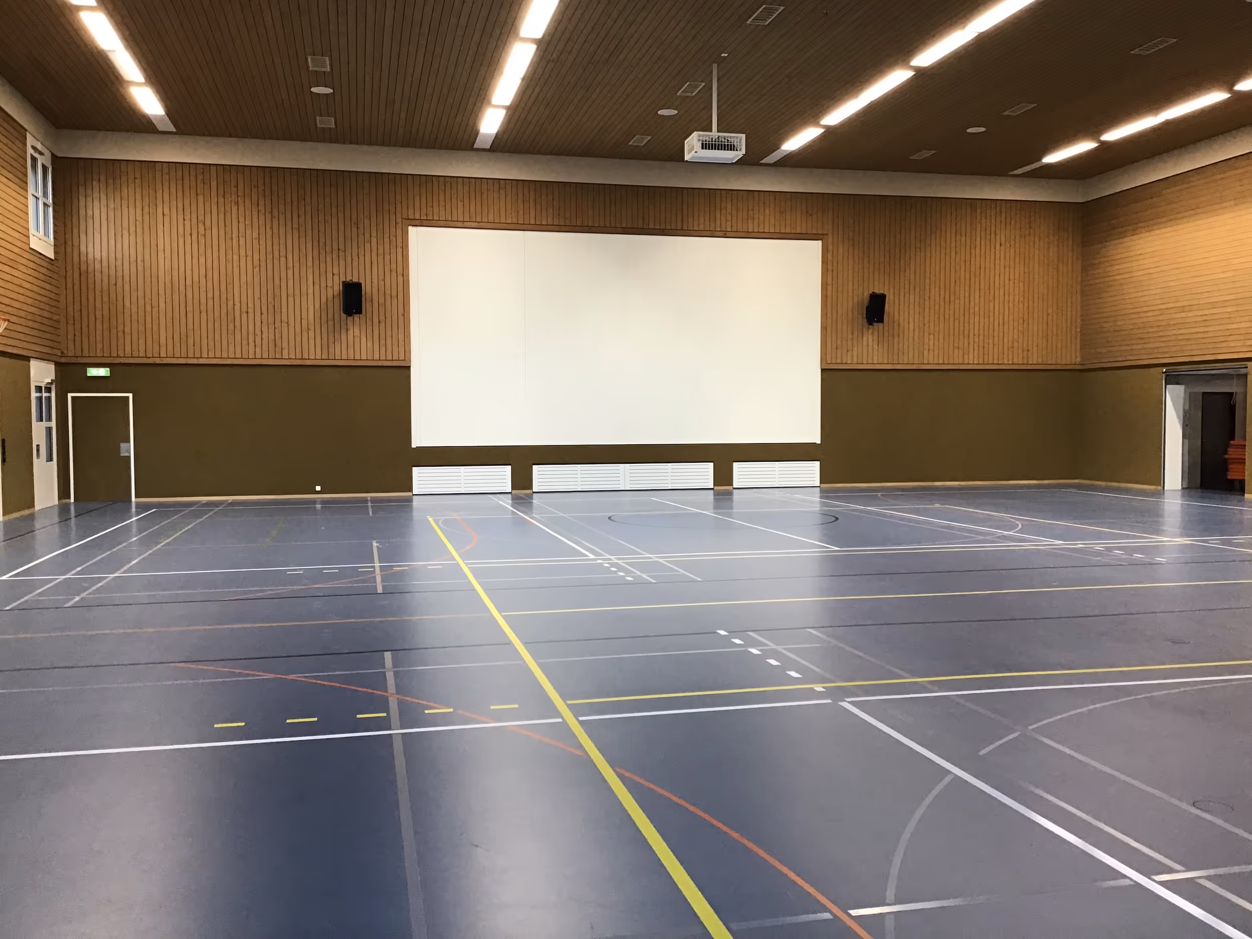 Installation Technik in der Bernowa Mehrzweckhalle