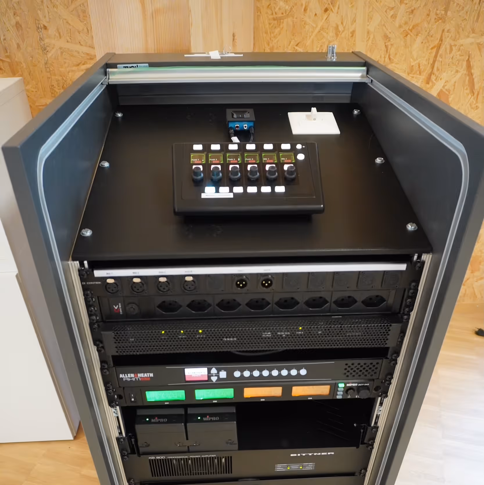 Installation Audioanlage bei KYBURZ Switzerland AG