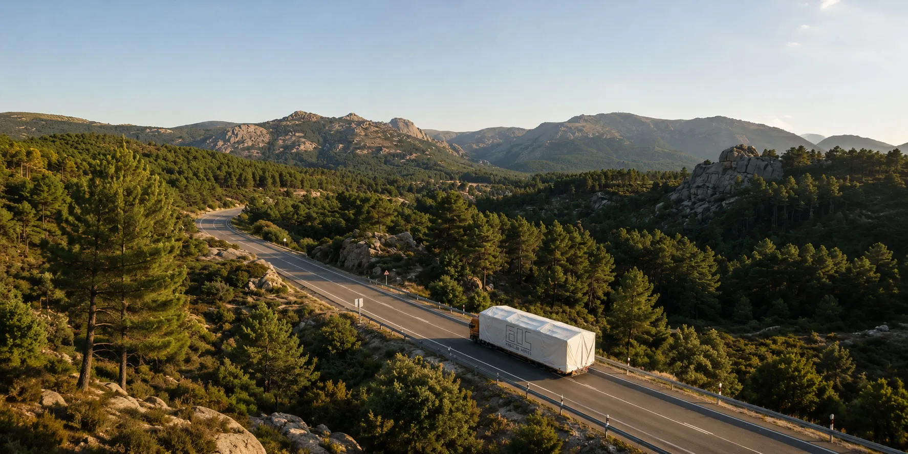 Transporte en camión de un módulo prefabricado de Caos Caos Modular Homes.
"Habitar Distinto"