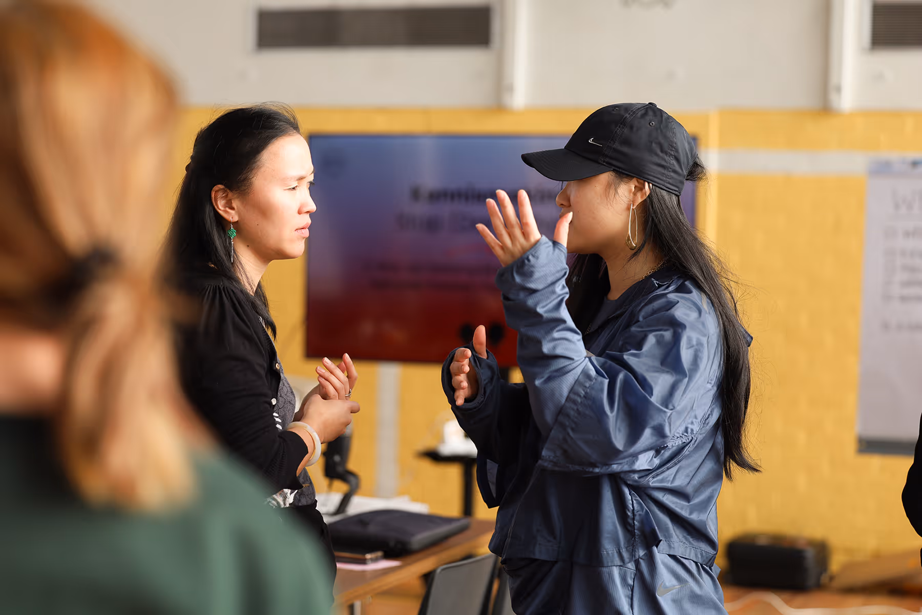 Twee vrouwen in gesprek tijdens een bijeenkomst