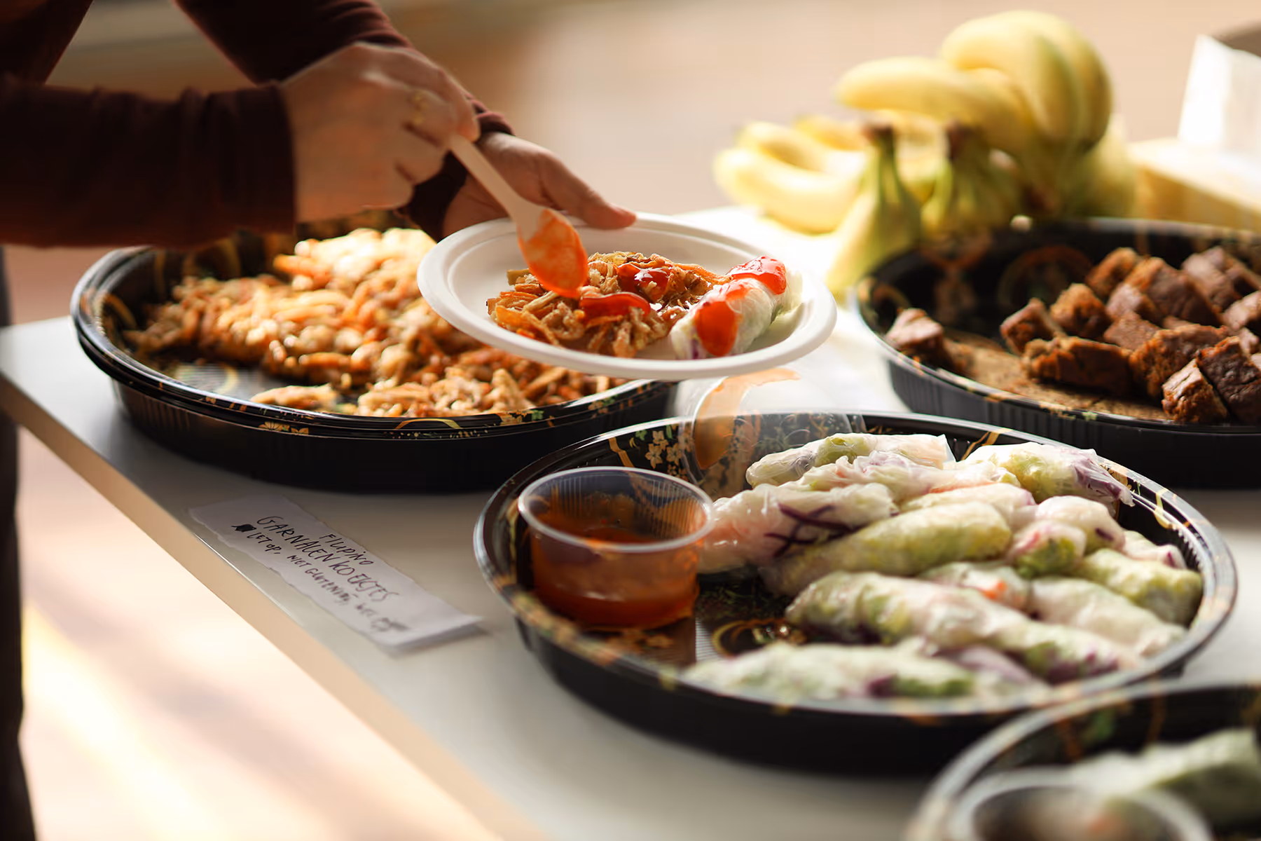 Buffet met loempia's, springrolls en andere Aziatische gerechten