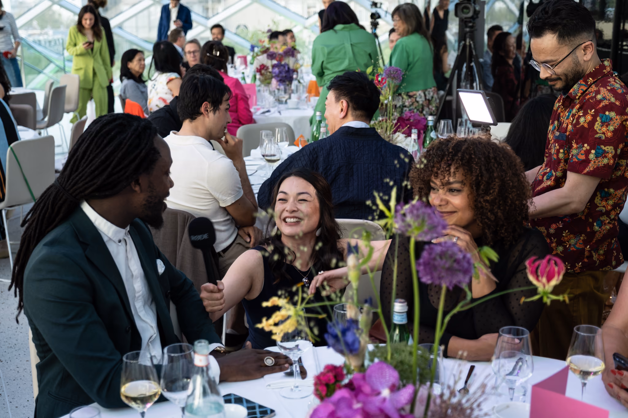 Gasten aan feestelijk gedekte tafels tijdens het gala van de Pan Asian Awards