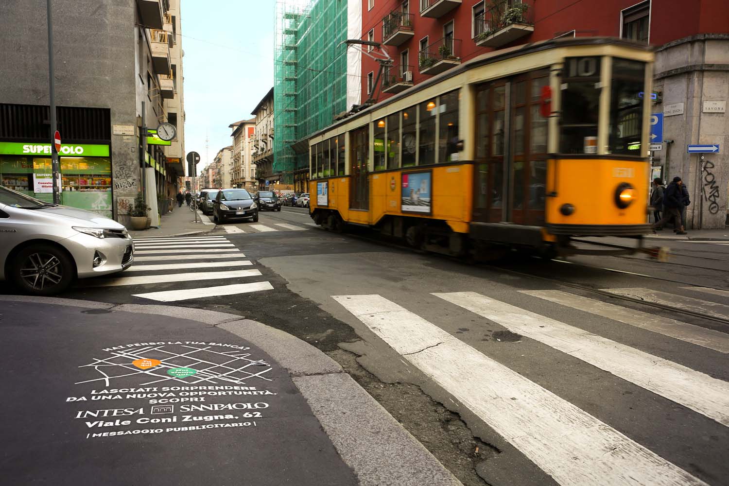 graffiti pubblicitari intesa sanpaolo