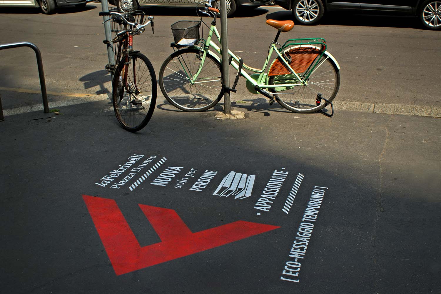 floor advertising feltrinelli