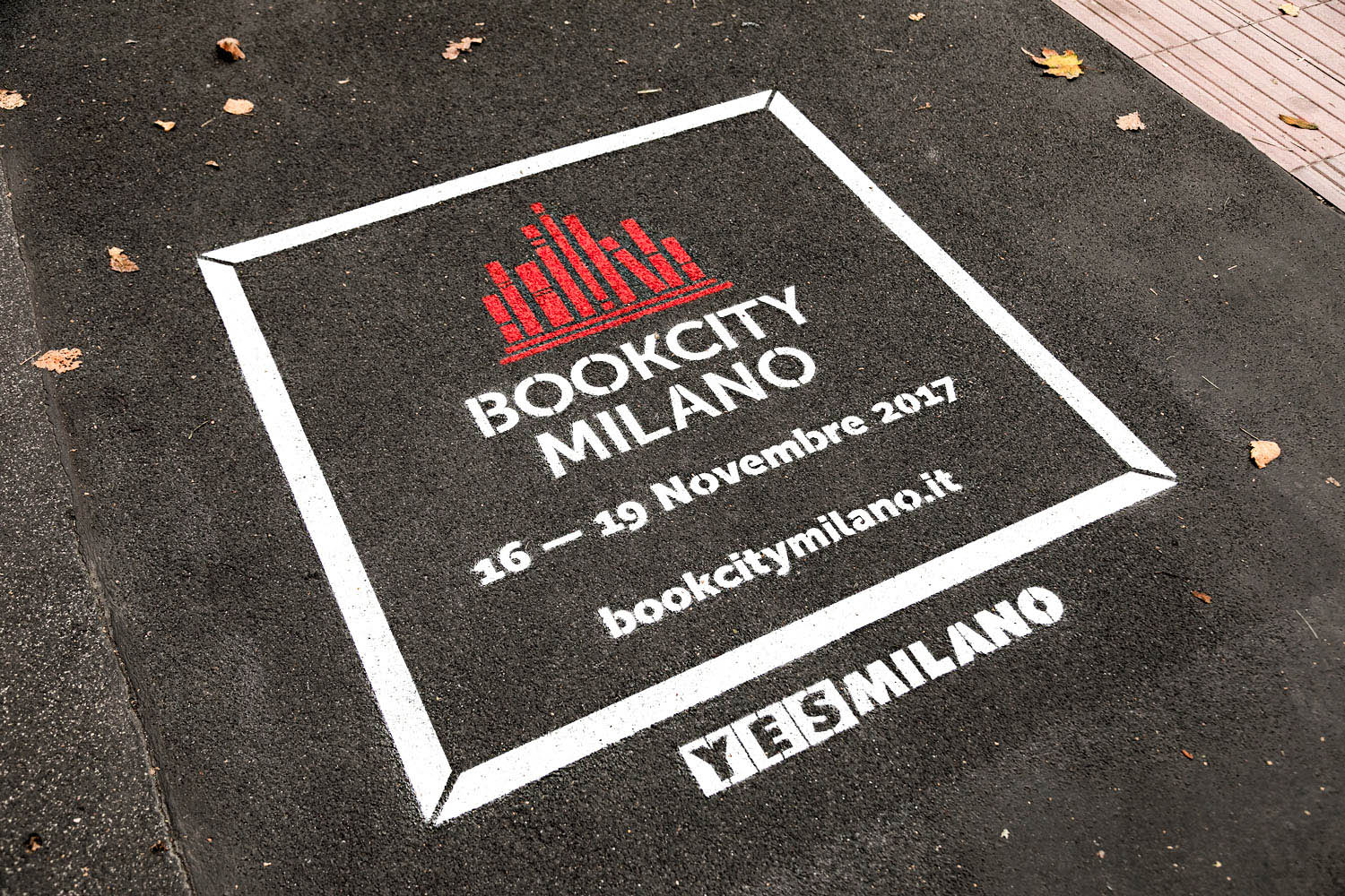 outdoor advertising milano book city