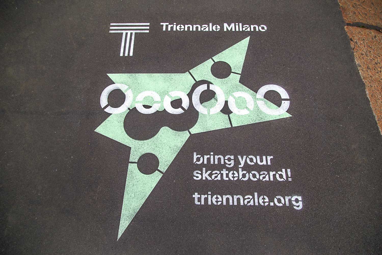 pubblicità marciapiedi triennale di milano