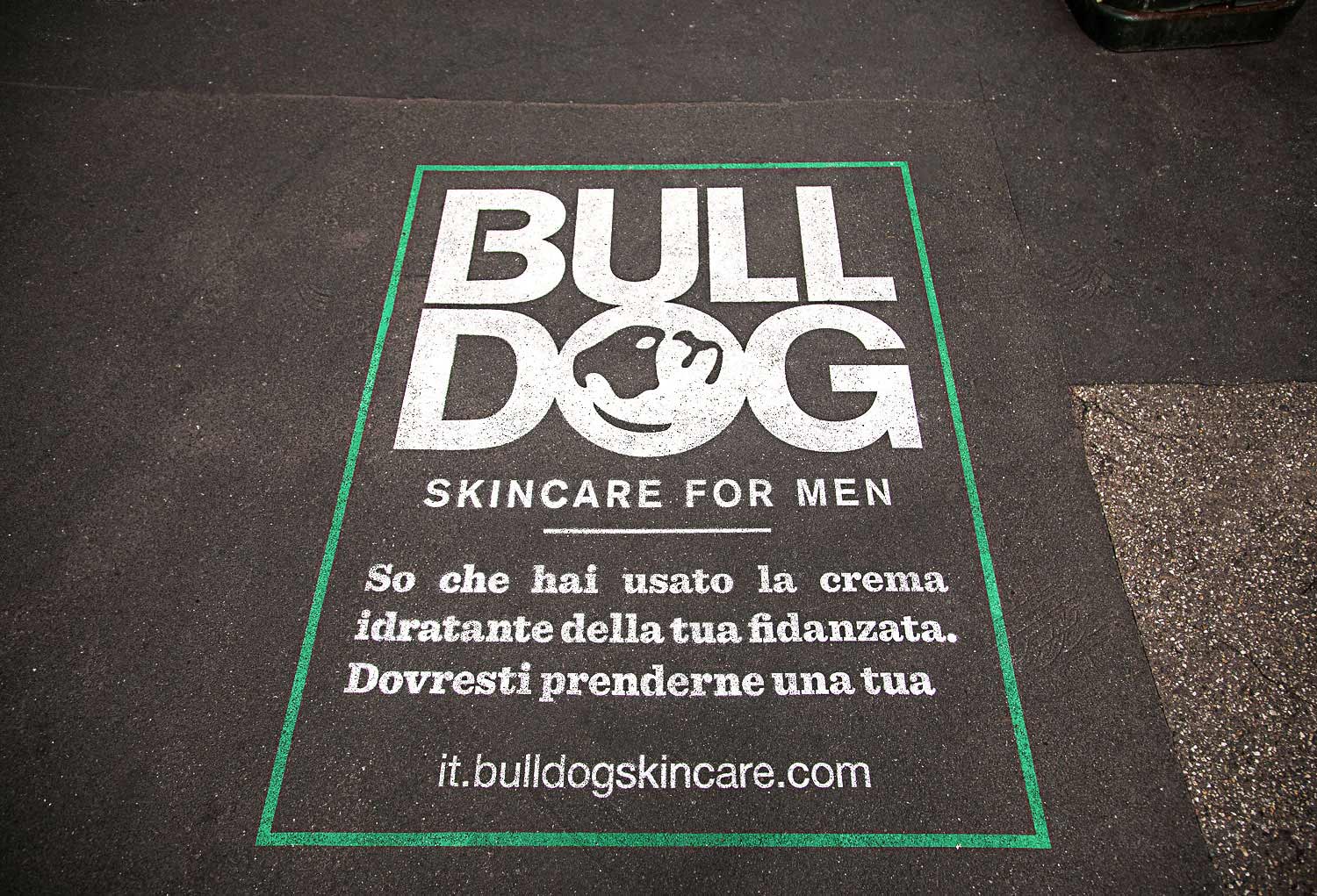 graffiti pubblicitari bulldog skincare