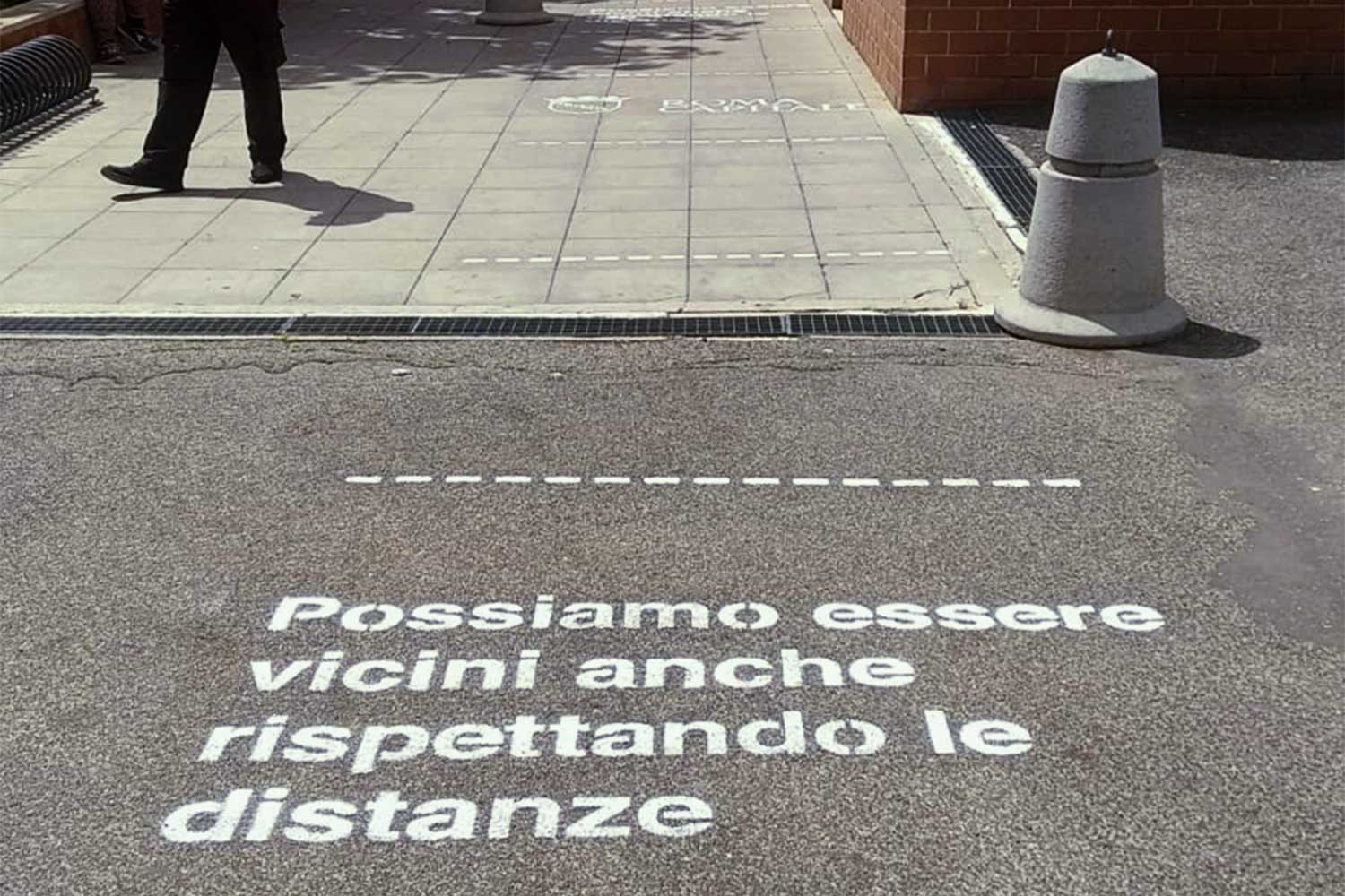 graffiti pubblicitari social distancing comune di roma
