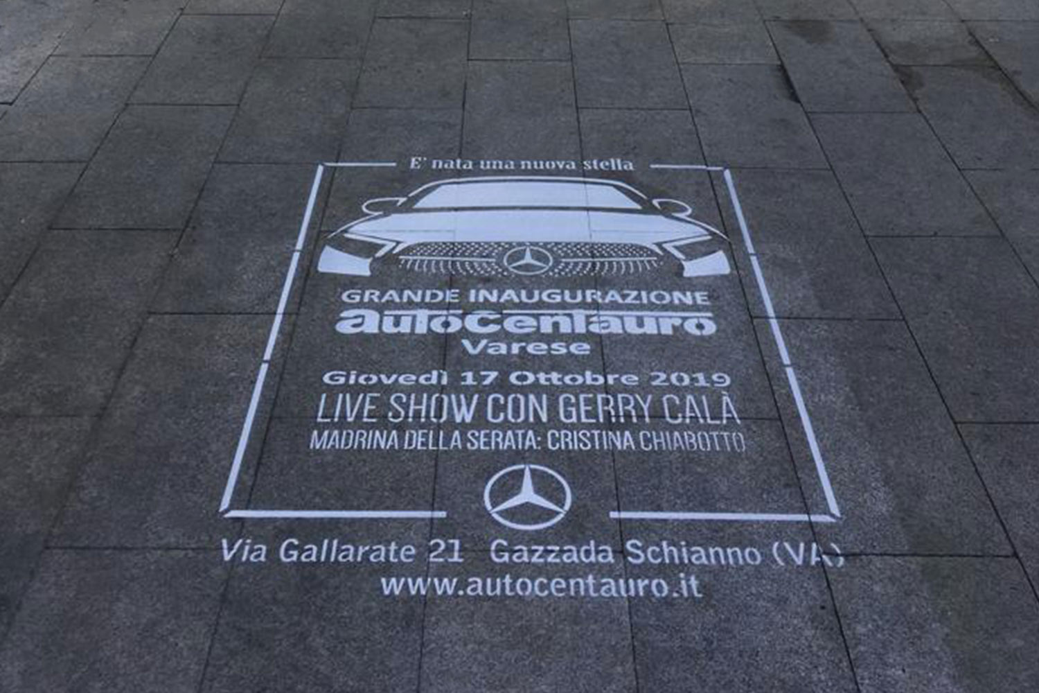 pubblicità marciapiedi auto centauro