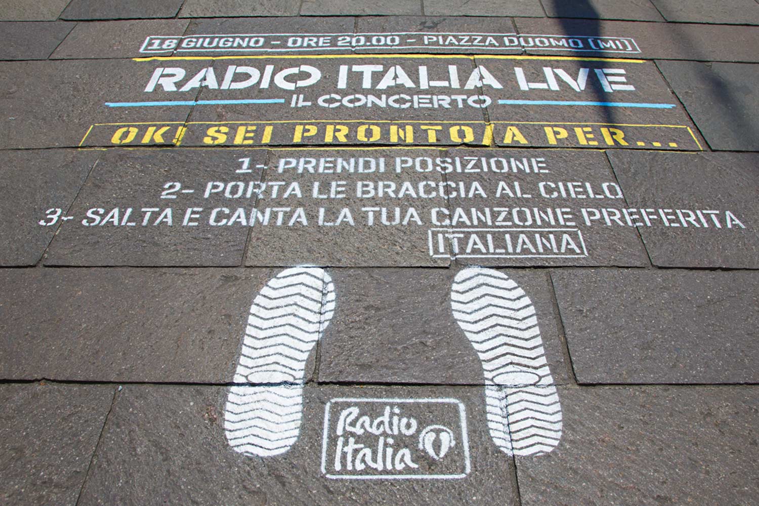 street advertisement radio italia concerto duomo