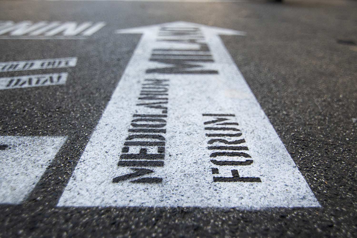 floor advertising radio italia cesare cremonini