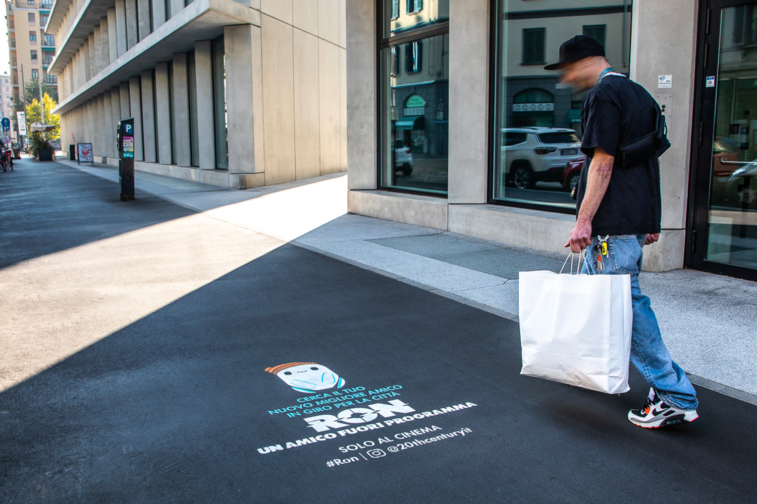 street marketing Disney+ - Ron