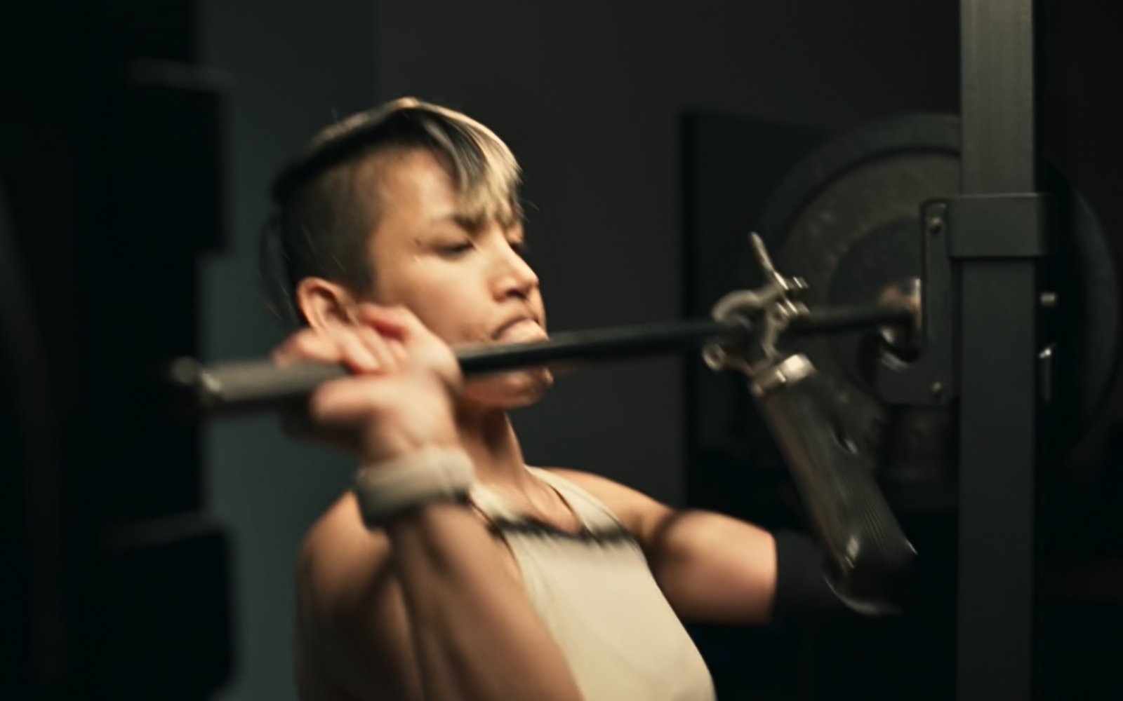 Katie Walker lifting weights in the gym as part of her strength training for para track cycling and the road to LA 2028.