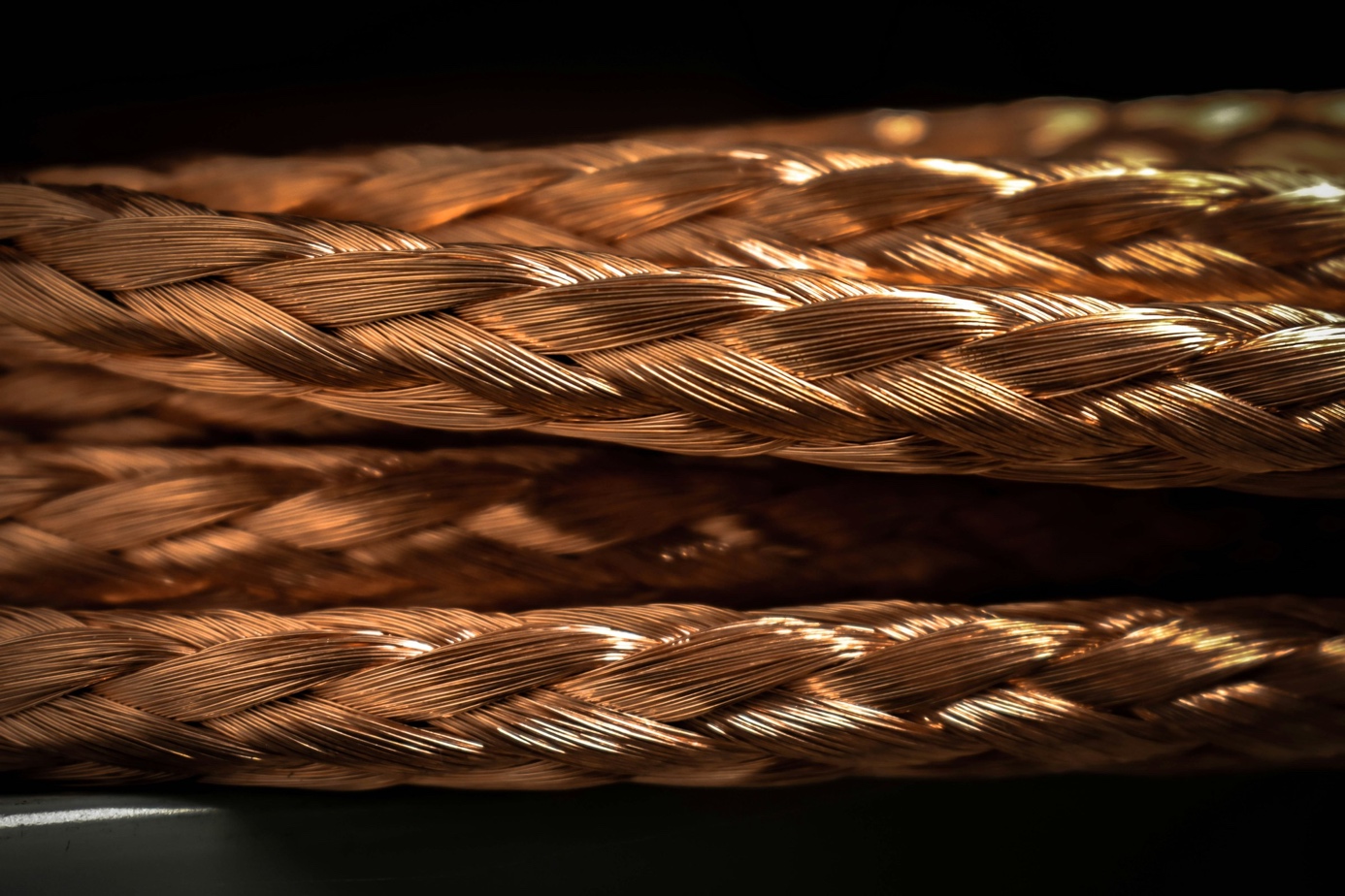 Bild-Slot fuer Stromkabel an Gebaeude - Unsplash fP5LU1iD5p4
