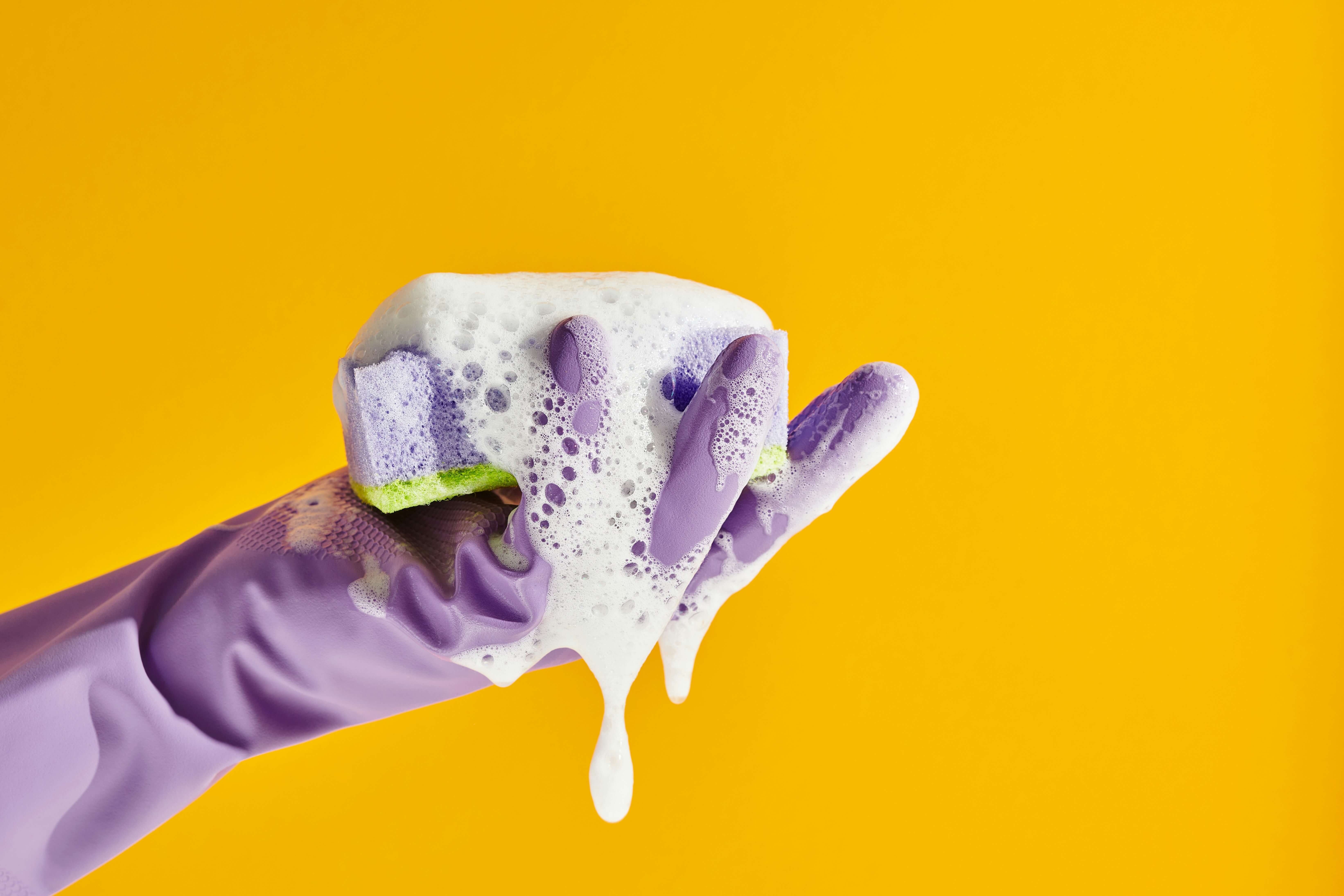Nettoyage d’une hotte de cuisine professionnelle : méthode, fréquence, prix et conformité