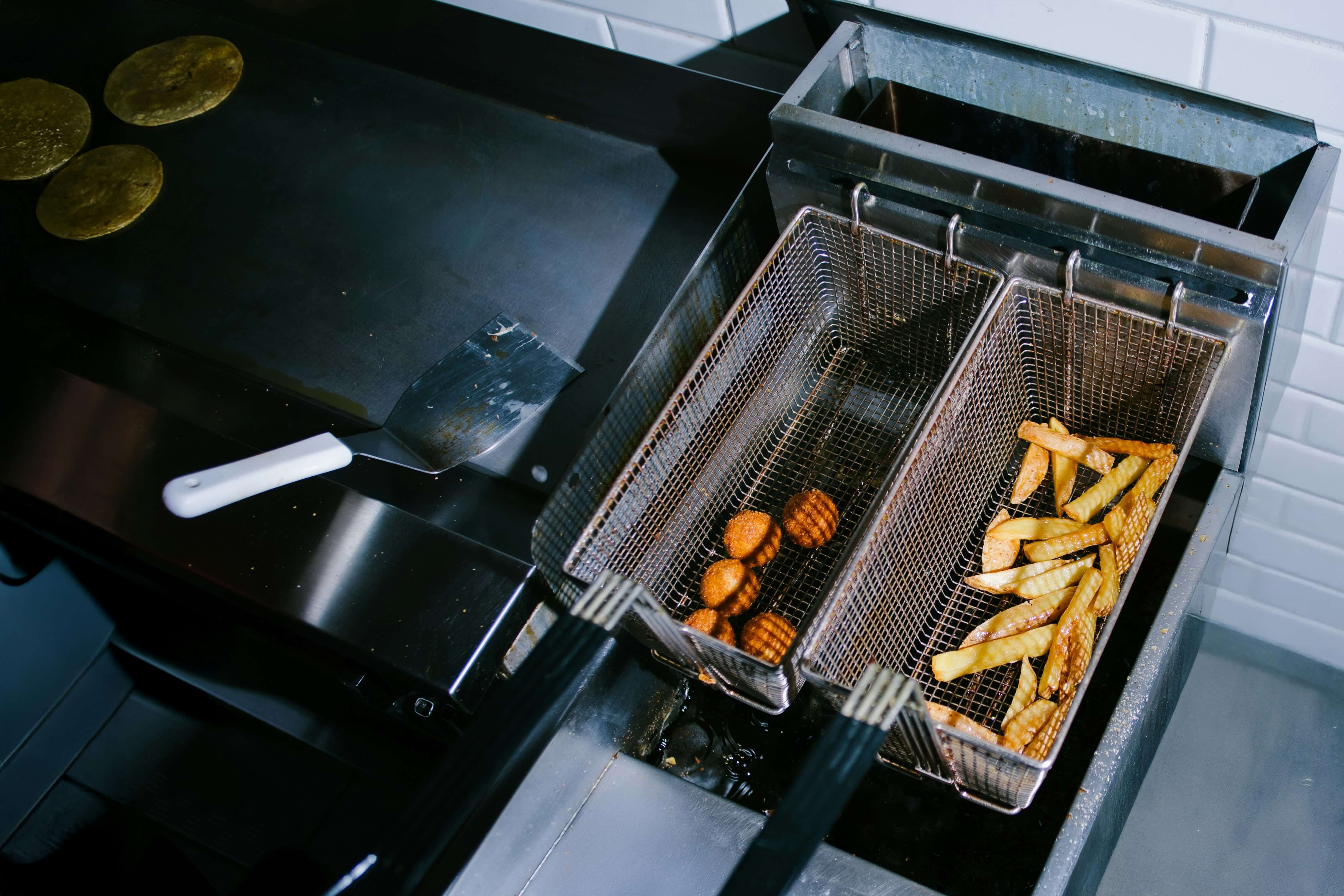 Test huile de friture en restauration : quand tester, comment mesurer et à partir de quand un capteur devient rentable