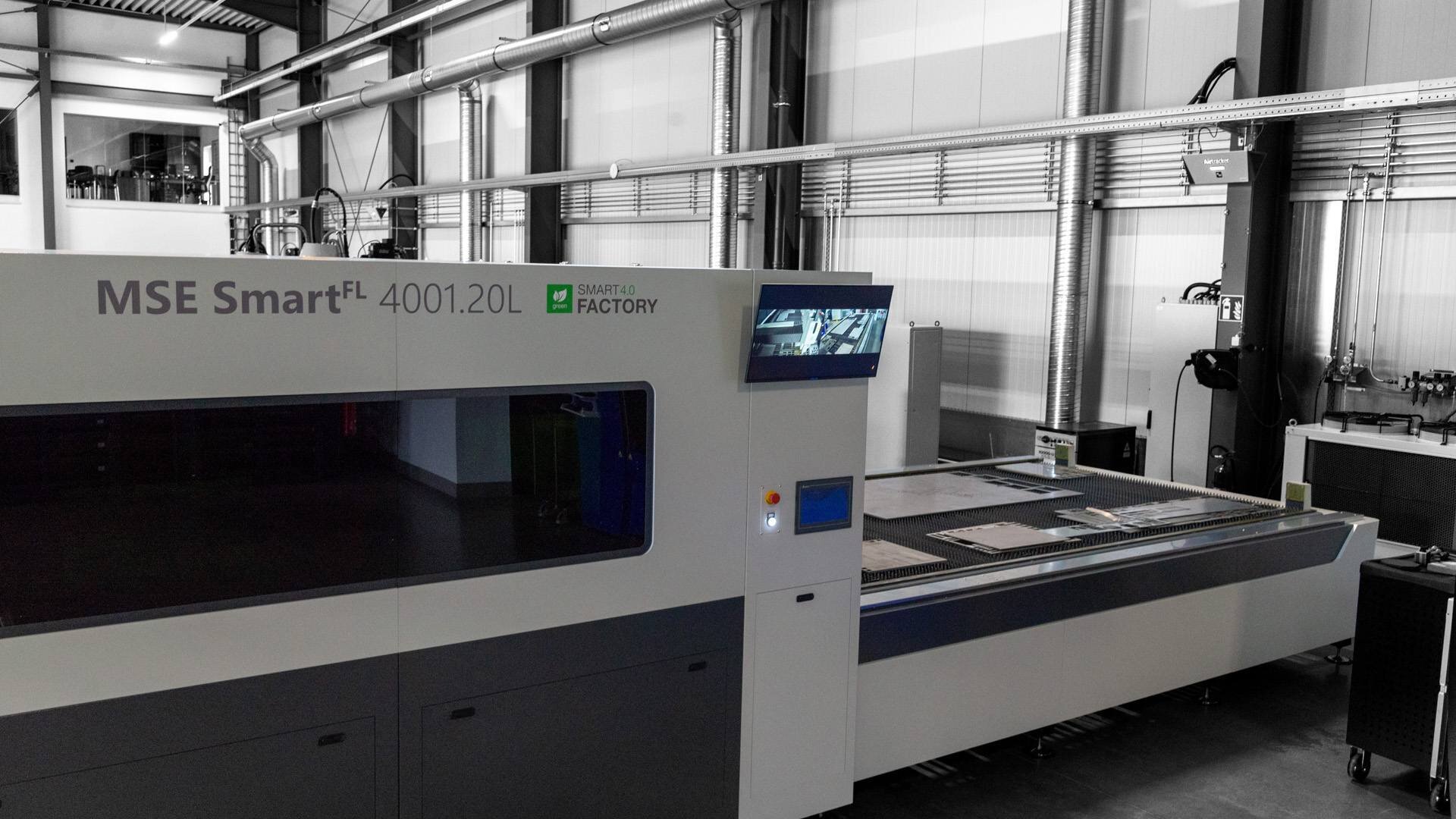 Industrial MSE Smart FL 4001.20L machine in a factory with a screen showing internal process.