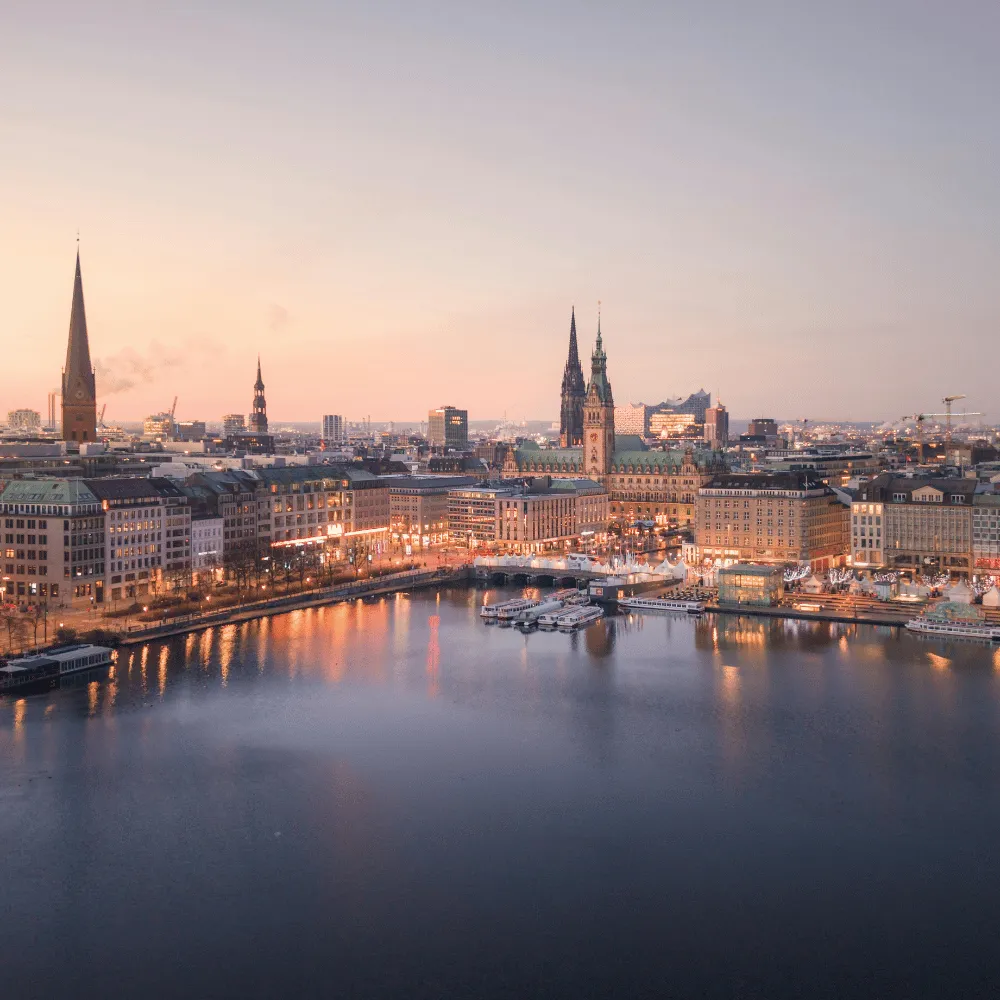 Stadtansicht von Hamburg mit Alster und Rathaus bei Sonnenuntergang