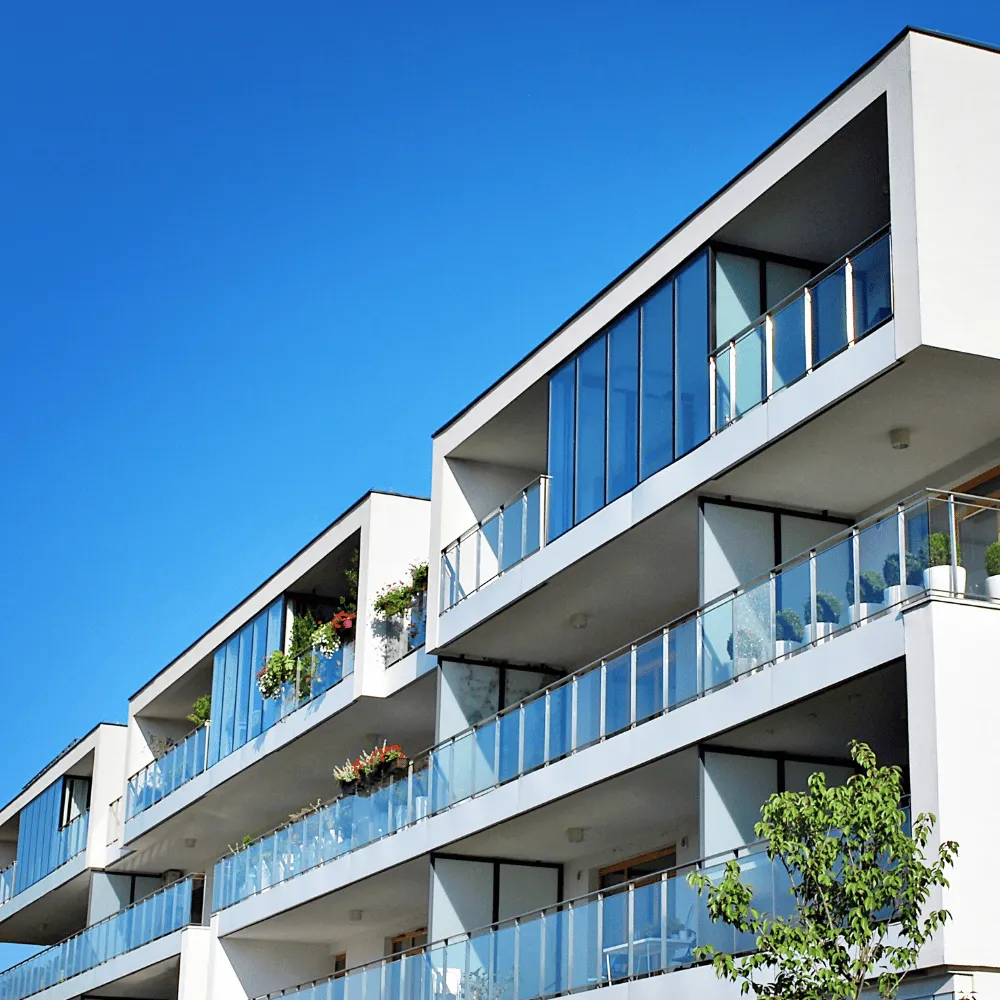 Modernisiertes Wohngebäude mit gepflegter Außenfassade