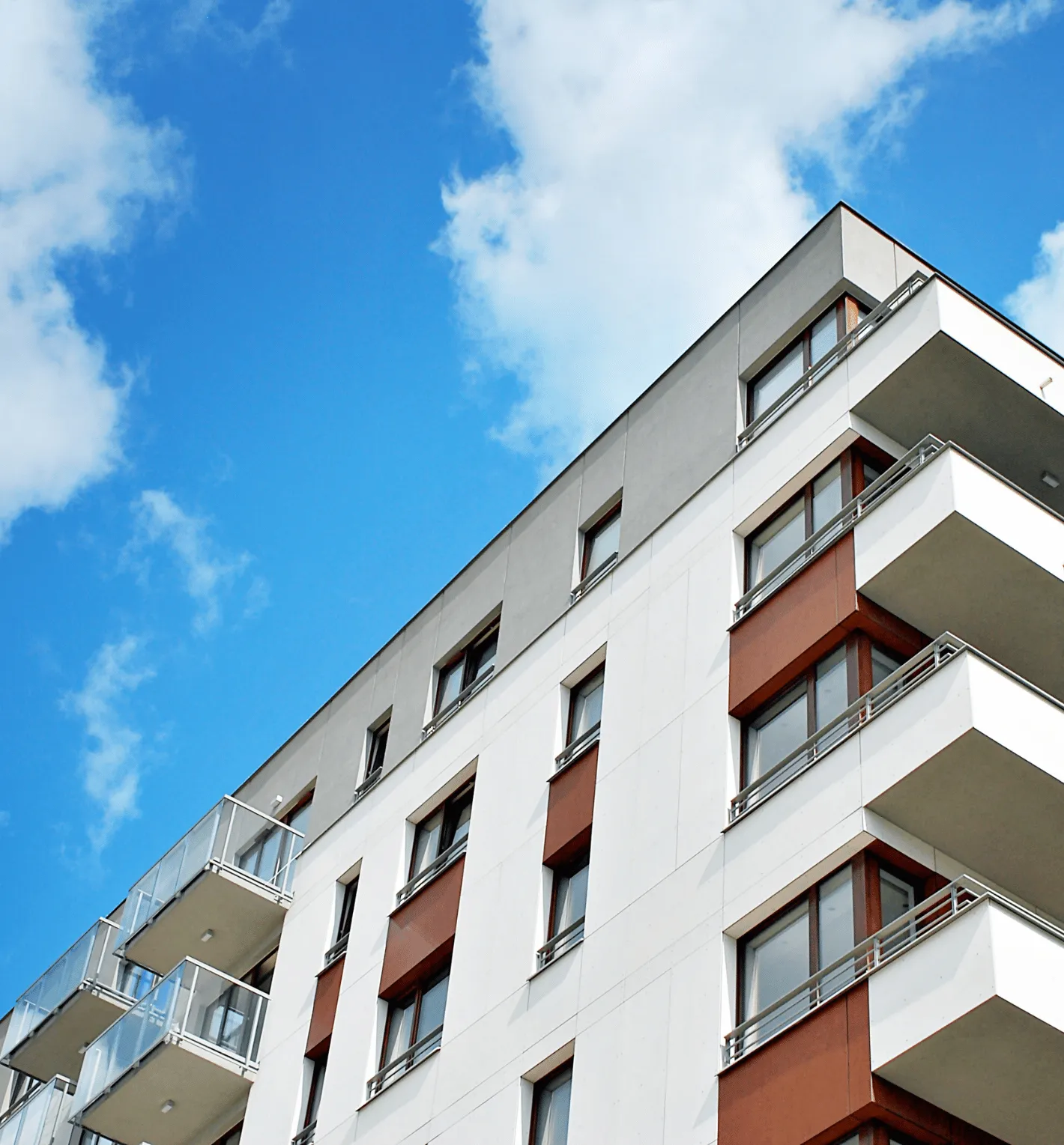 Wohngebäude mit erneuerter Fassade nach Fassadenarbeiten