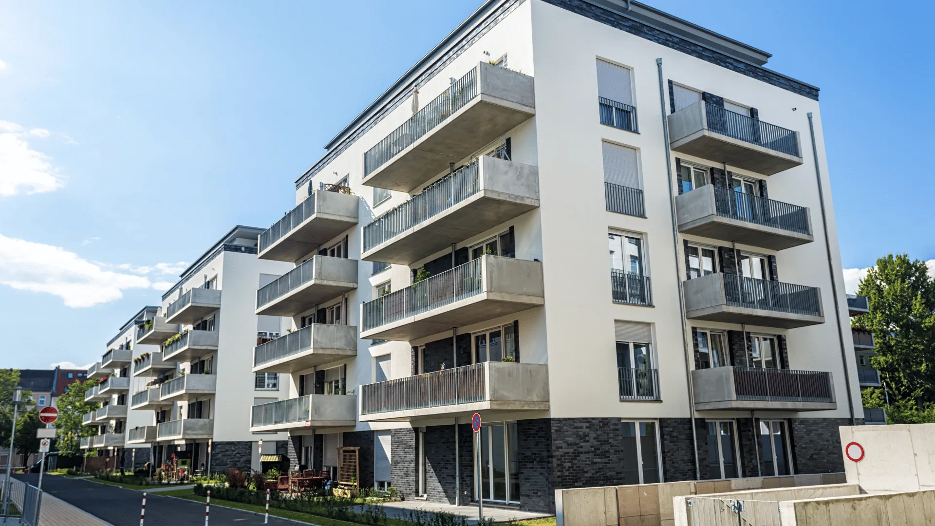 Saniertes Wohngebäude mit moderner Fassade in Hamburg
