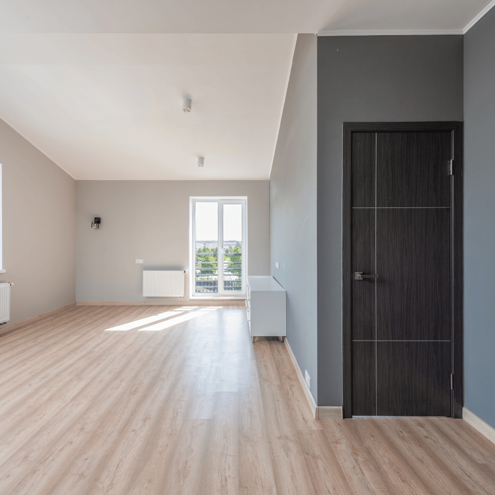 Heller renovierter Raum mit Holzboden nach Wohnungssanierung in Hamburg
