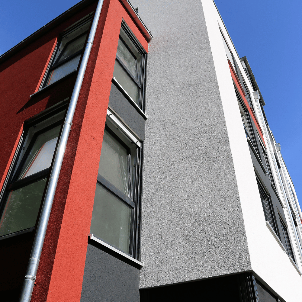 Mehrfamilienhaus mit erneuerter Fassade nach Fassadenarbeiten in Hamburg