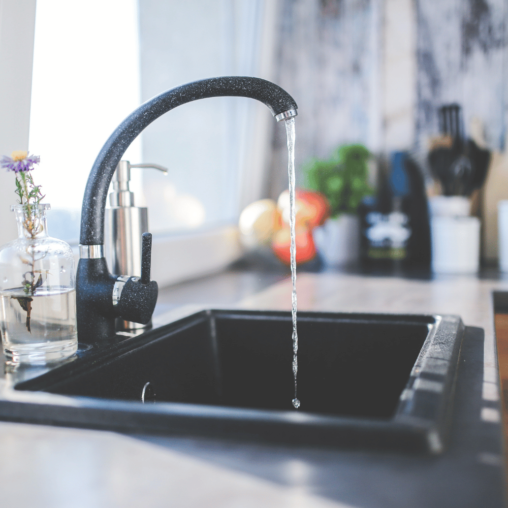 Küchenspüle mit Wasseranschluss nach Sanitärinstallation