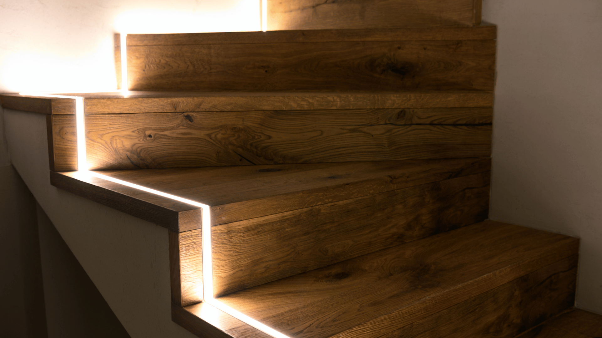 Holztreppe im Innenausbau eines Hauses in Hamburg