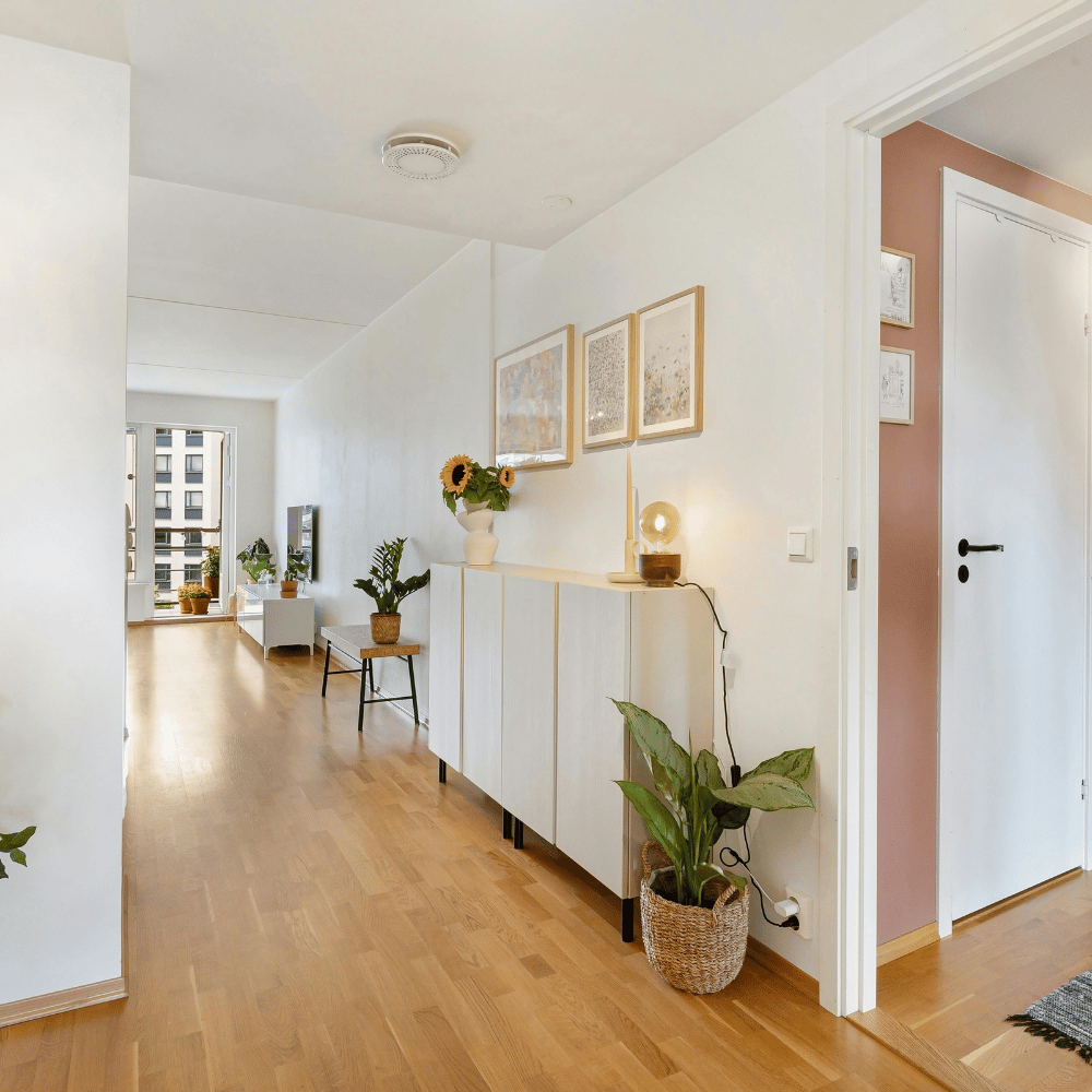Modernisierter Flur mit Holzboden nach Wohnungssanierung in Hamburg
