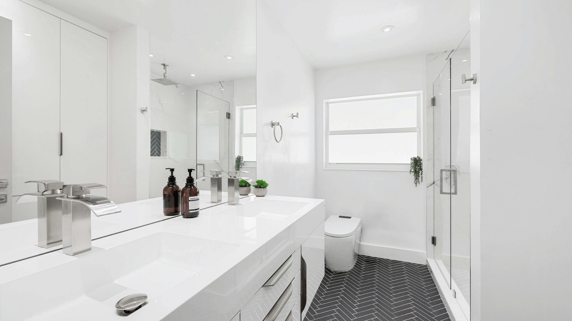 Modernes Badezimmer nach Badsanierung in Hamburg
