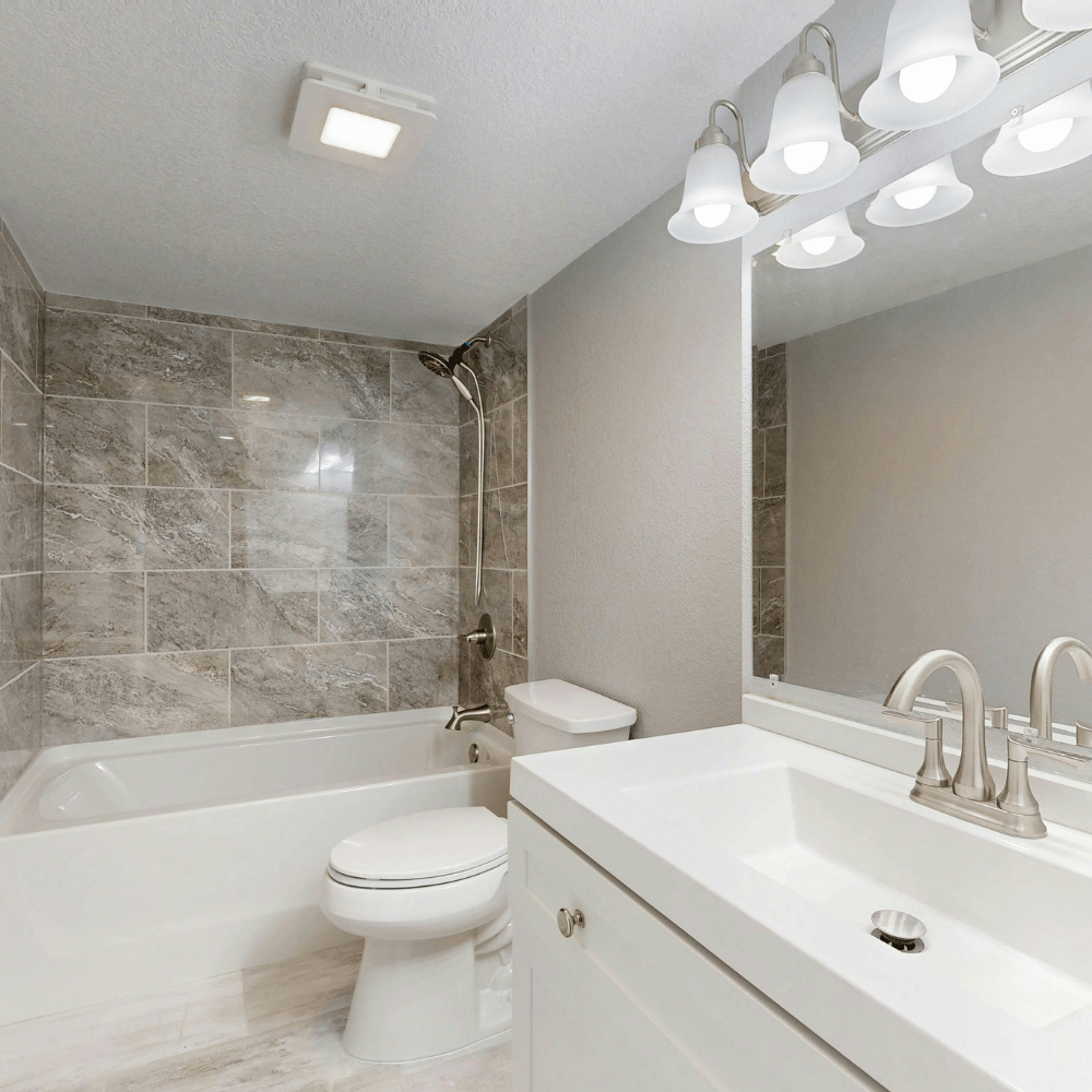Modern renoviertes Badezimmer in Hamburg
