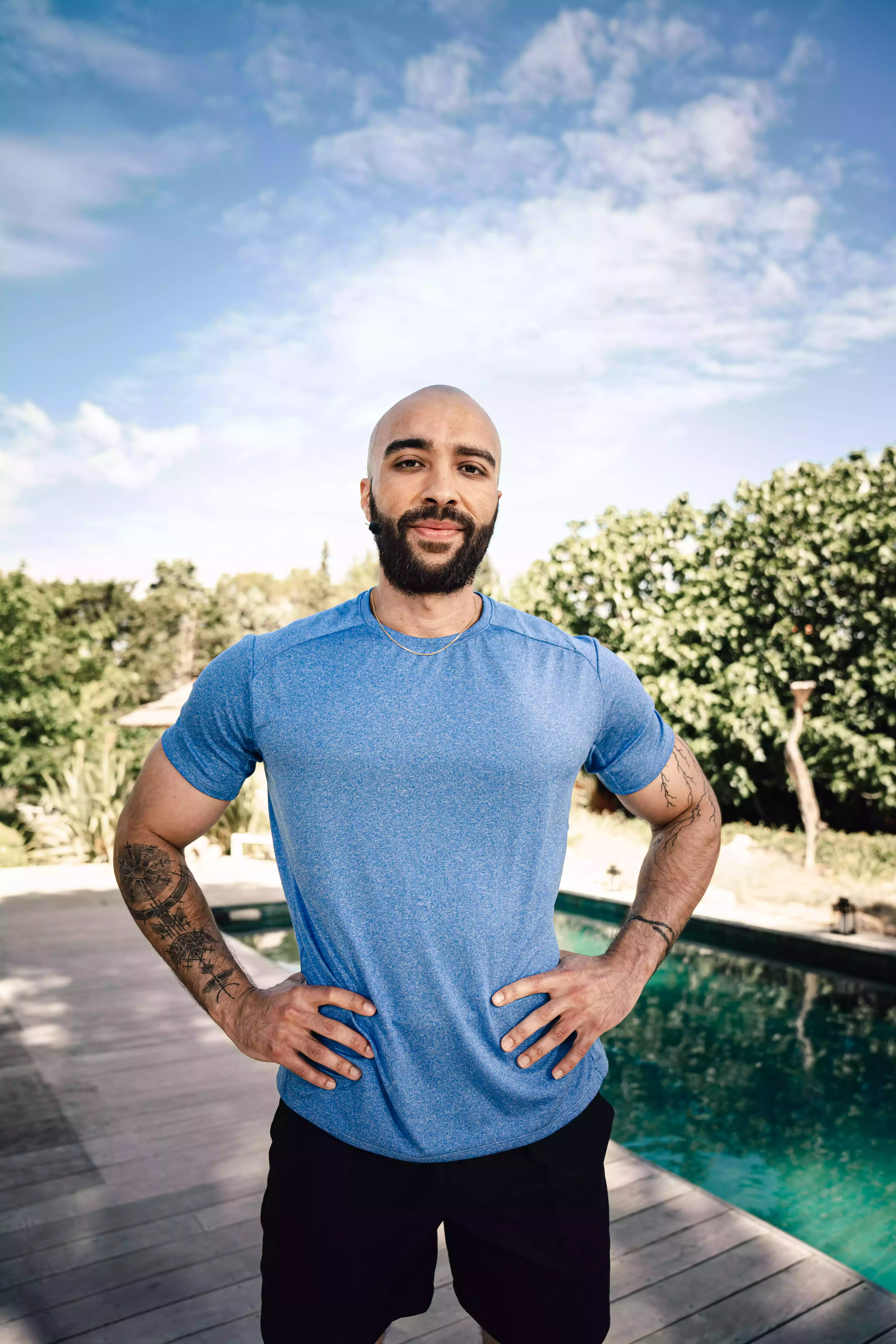 Homme souriant en tenue sport près piscine, salle fitness Keepcool.