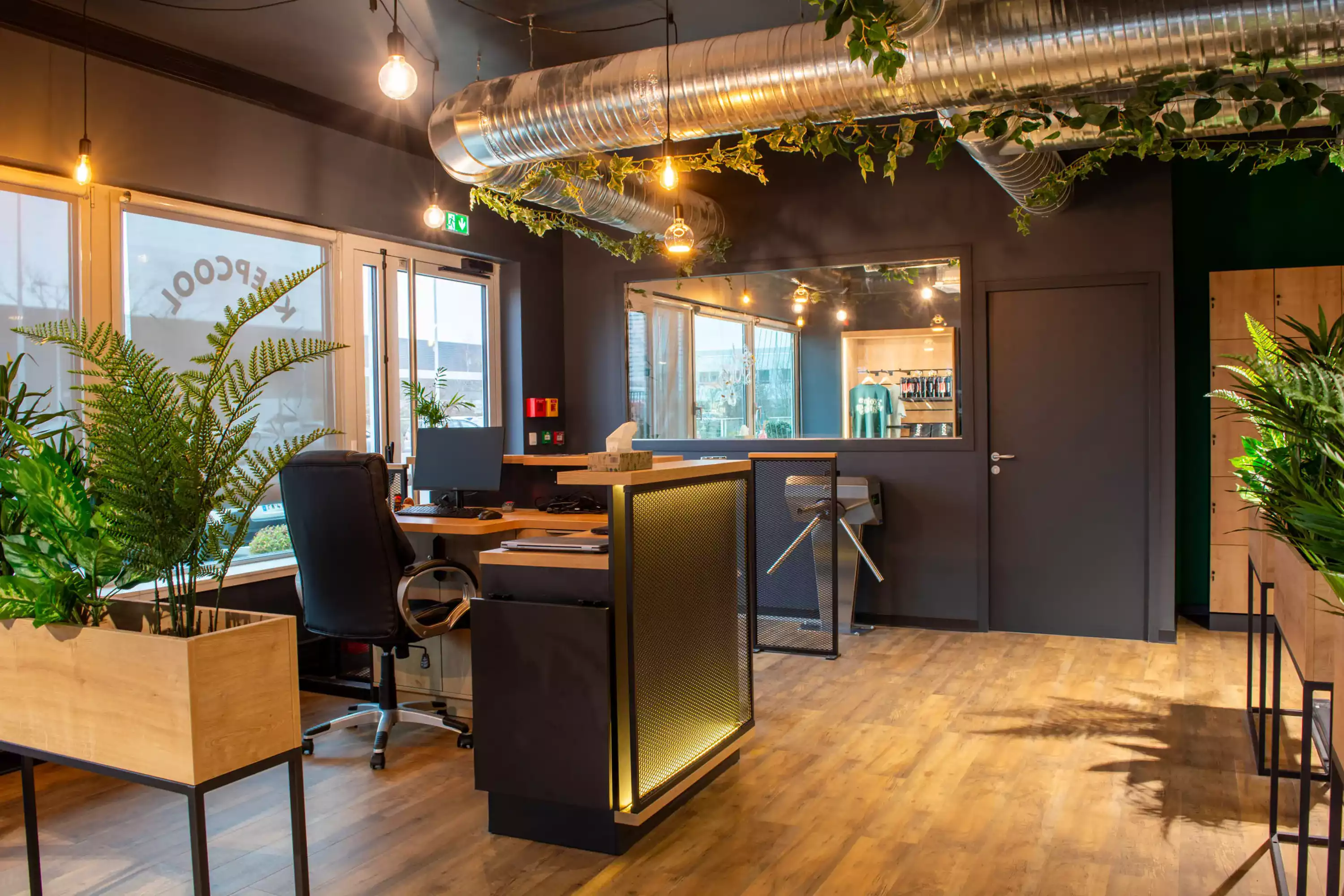 Salle moderne Keepcool Bourgès avec espace détente équipé de plantes, lumières design et réception accueillante