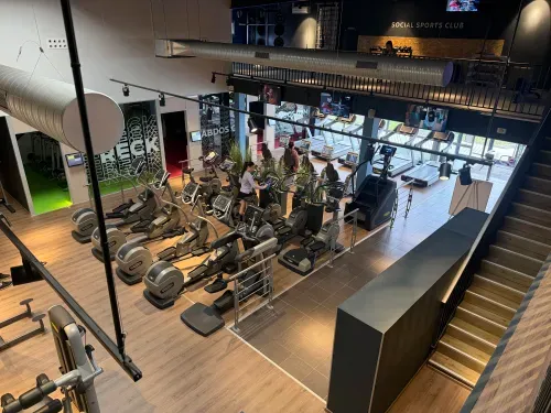 Salle Keepcool équipée de vélos cardio et machines musculation, espace coaching et cours collectifs.